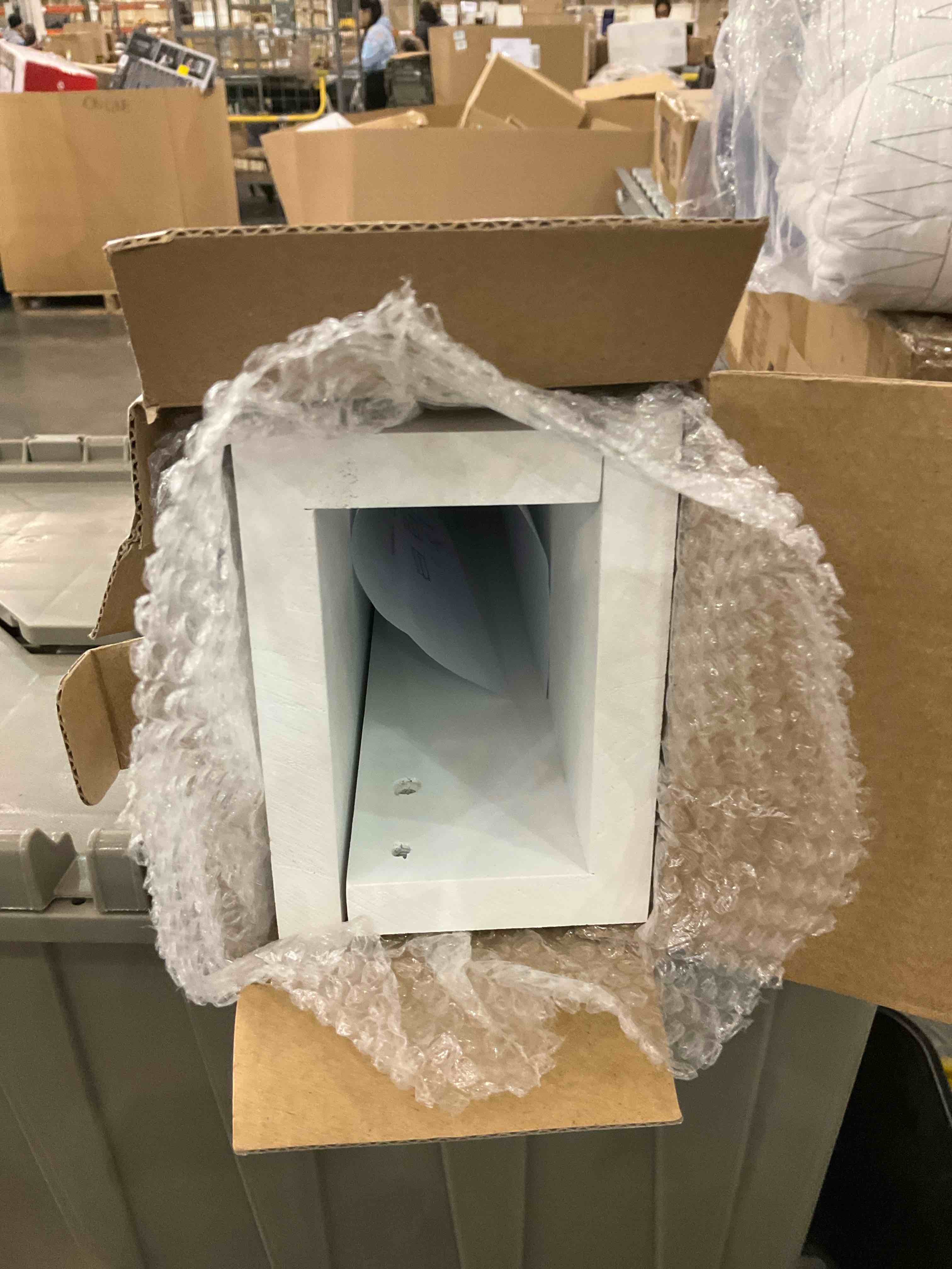 https://s3.amazonaws.com/lotting-images-prod/BargainHunt/EXS01028388_1709223551579.jpeg