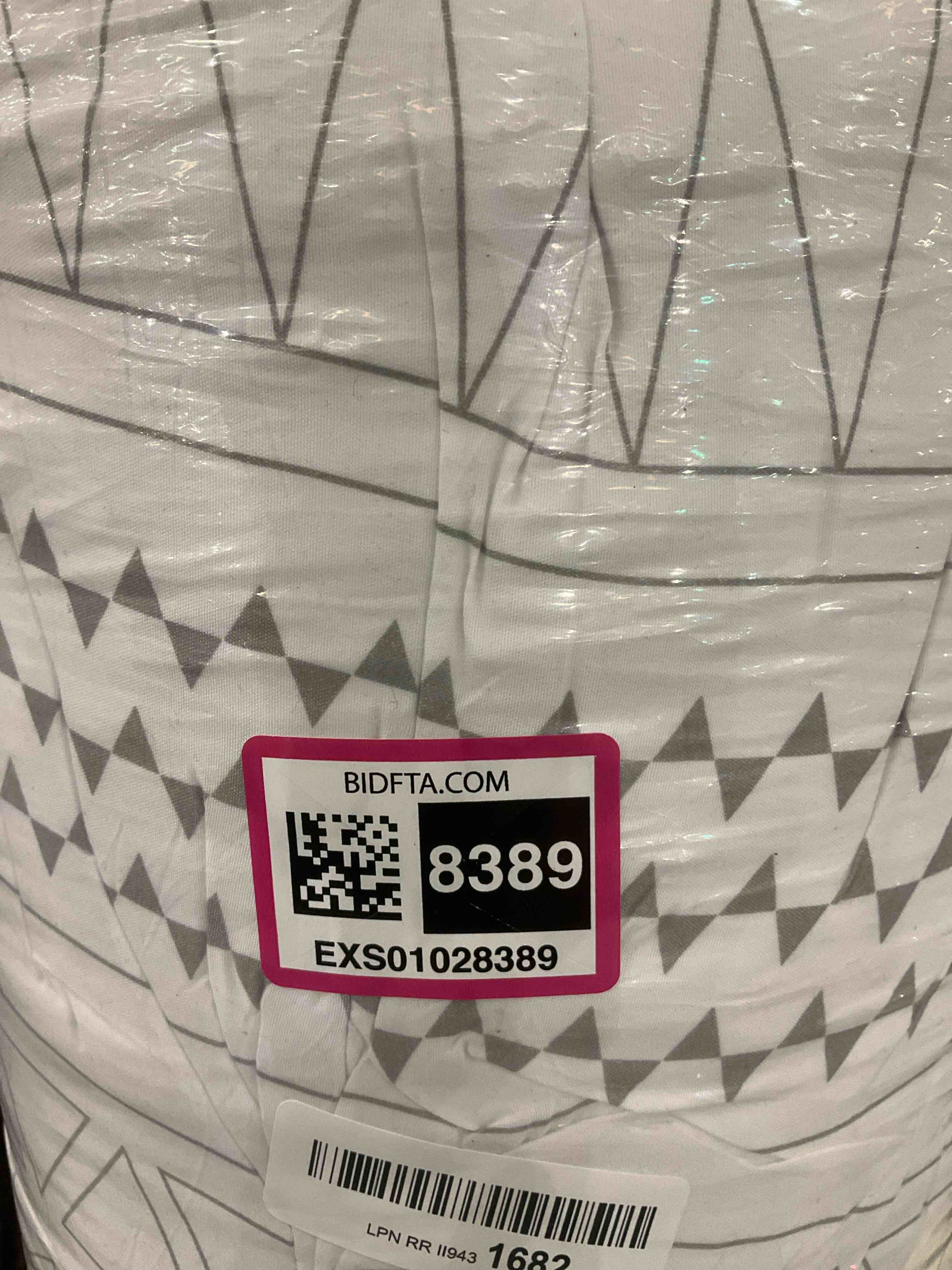 https://s3.amazonaws.com/lotting-images-prod/BargainHunt/EXS01028389_1709223647104.jpeg
