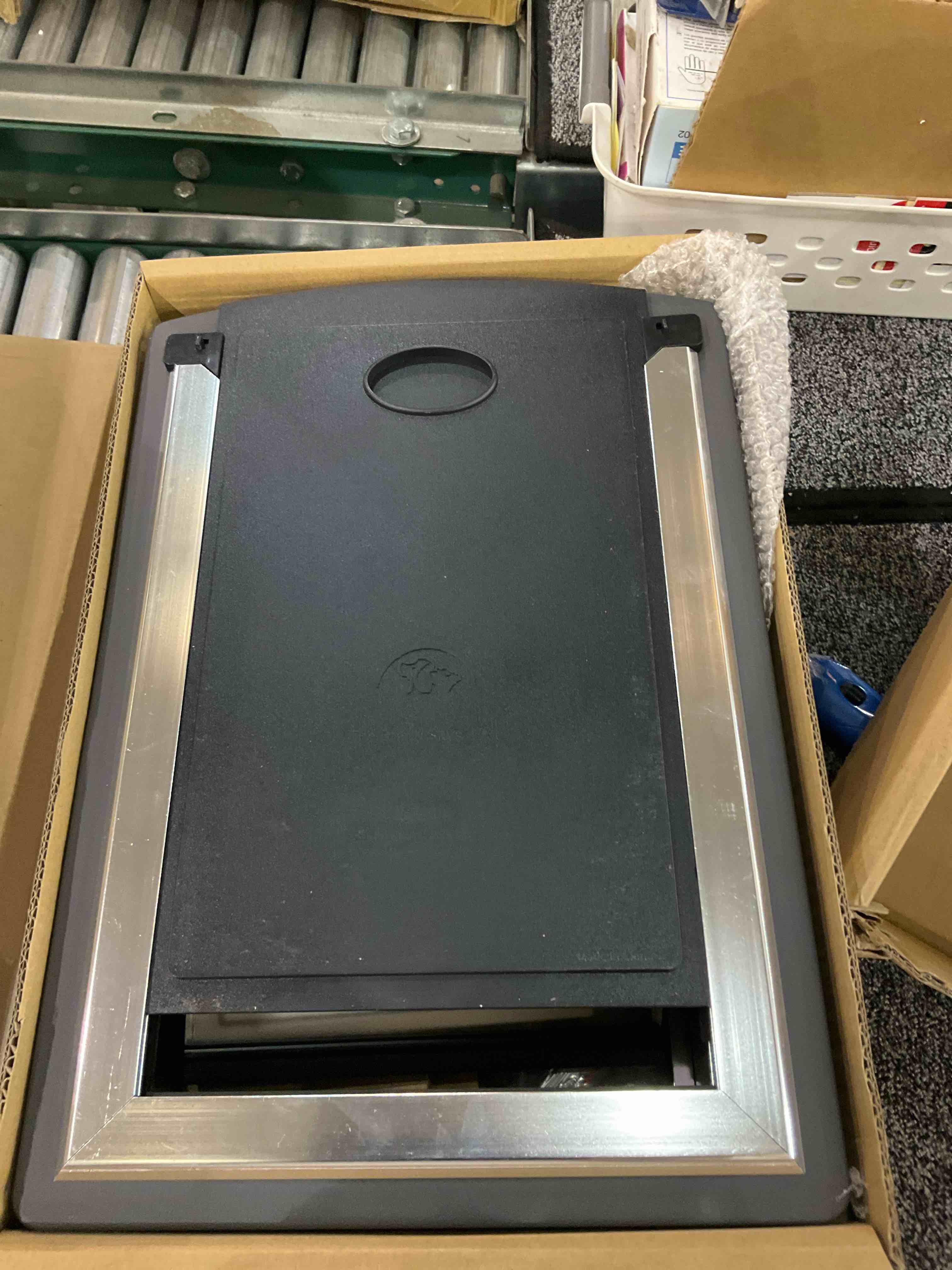 https://s3.amazonaws.com/lotting-images-prod/BargainHunt/EXS01029563_1708624811027.jpeg