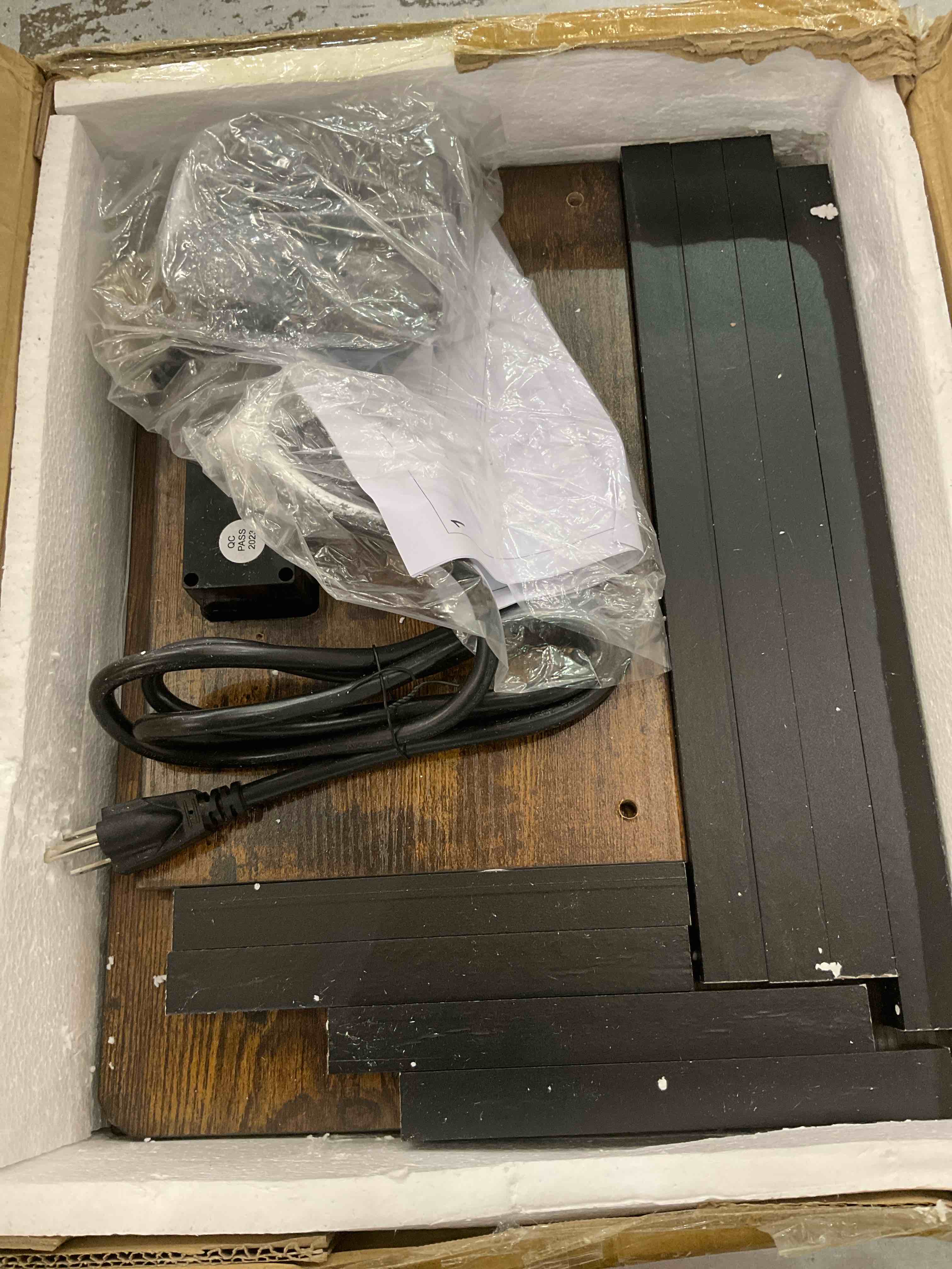 https://s3.amazonaws.com/lotting-images-prod/BargainHunt/EXS01032079_1708358765450.jpeg