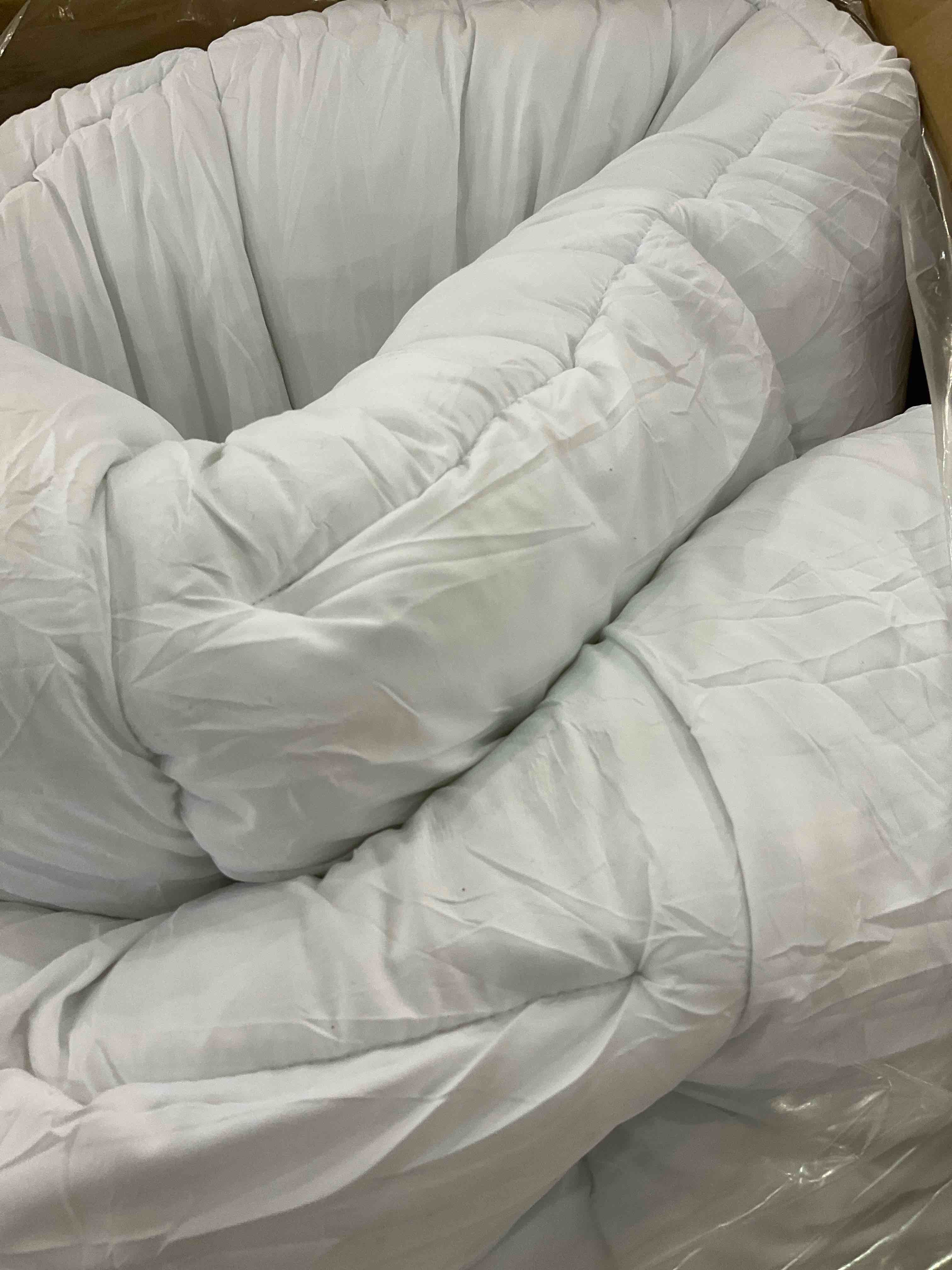 https://s3.amazonaws.com/lotting-images-prod/BargainHunt/EXS01032433_1708615131574.jpeg