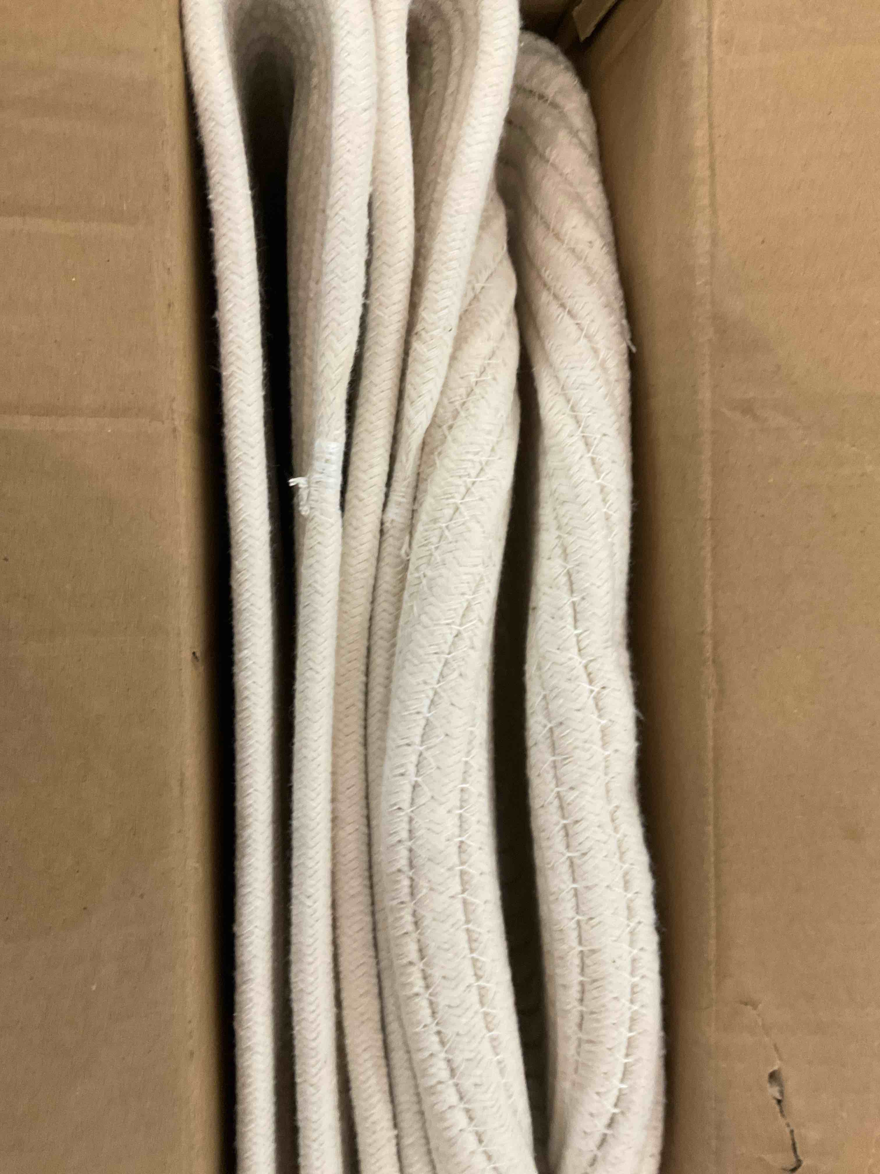 https://s3.amazonaws.com/lotting-images-prod/BargainHunt/EXS01033287_1710959982670.jpeg
