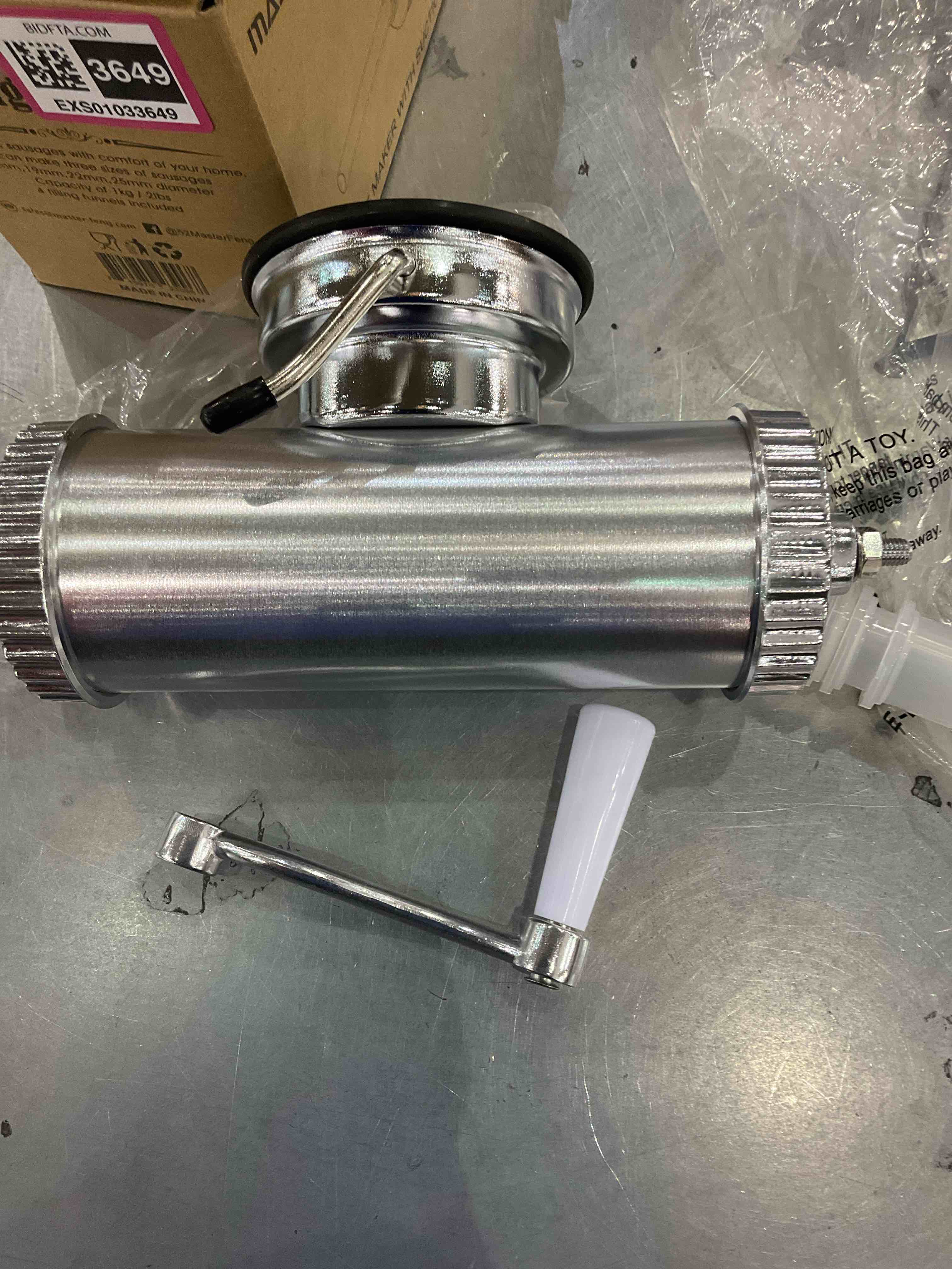 SAUSAGE MAKER WITH SUCTION BASE