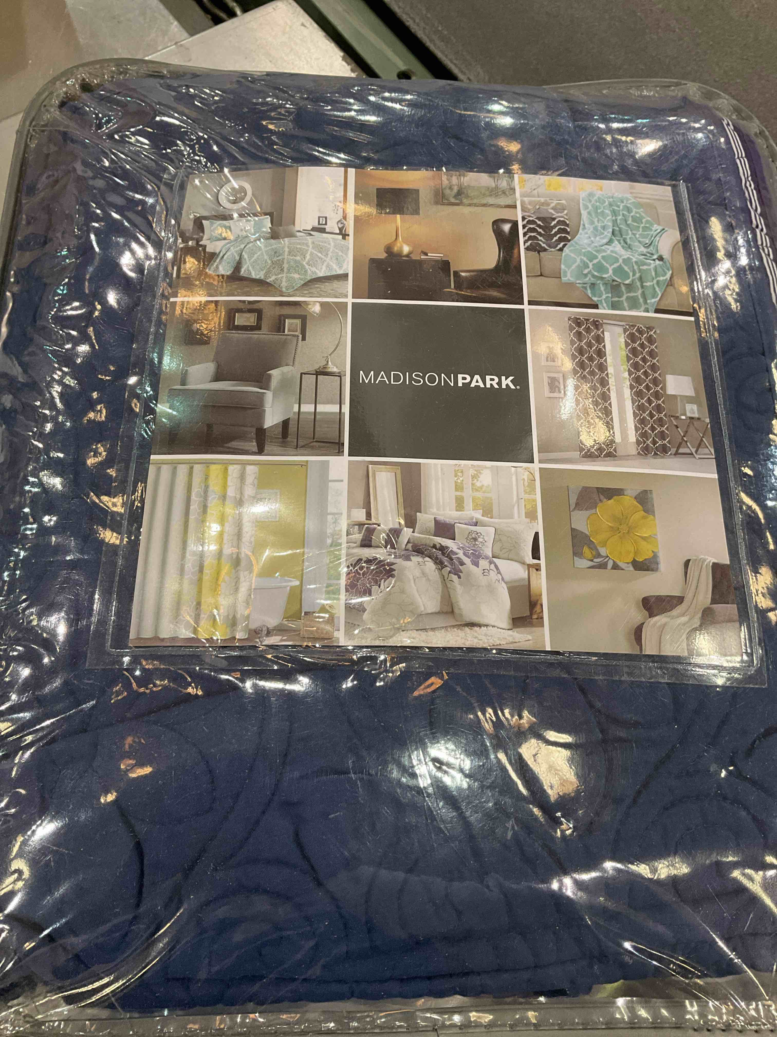 https://s3.amazonaws.com/lotting-images-prod/BargainHunt/EXS01036646_1708012941926.jpeg
