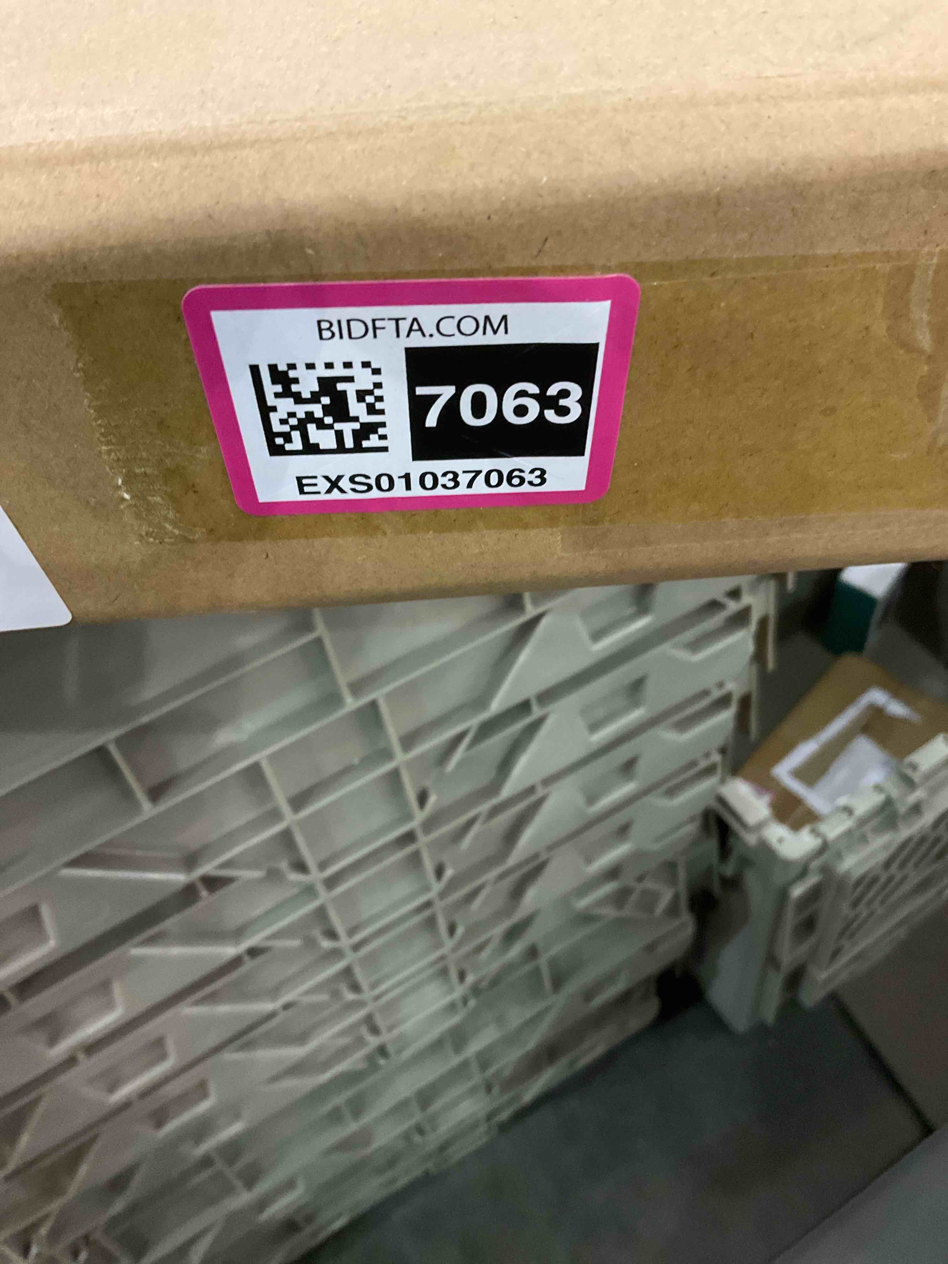 https://s3.amazonaws.com/lotting-images-prod/BargainHunt/EXS01037063_1708088746547.jpeg
