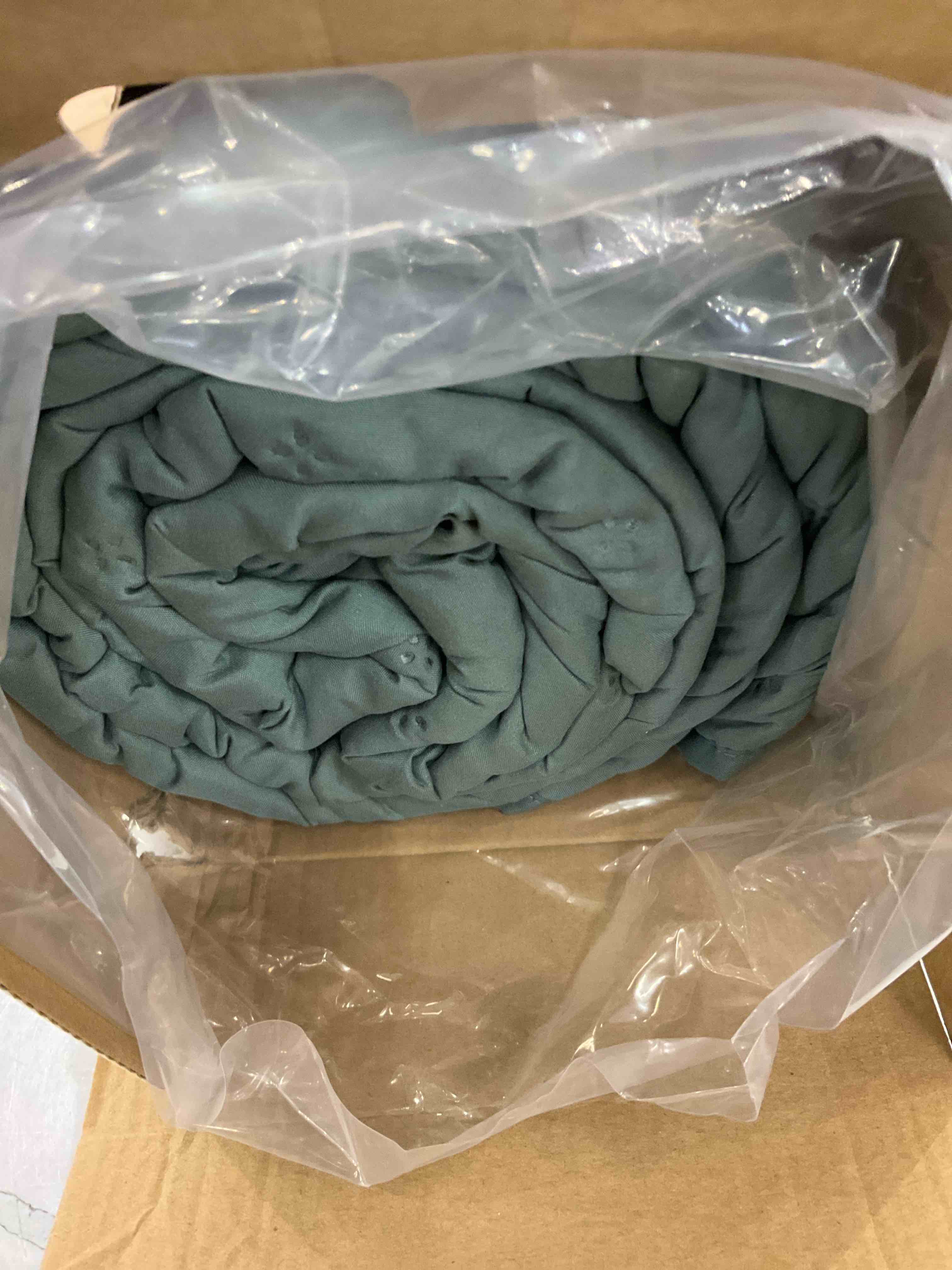 Bedsure King Size Quilt Set - Soft Ultrasonic Quilt King Size - Clover Bedspread King Size - Lightweight Bedding Coverlet for All Seasons (Includes 1 Dark Green Quilt, 2 Pillow Shams)