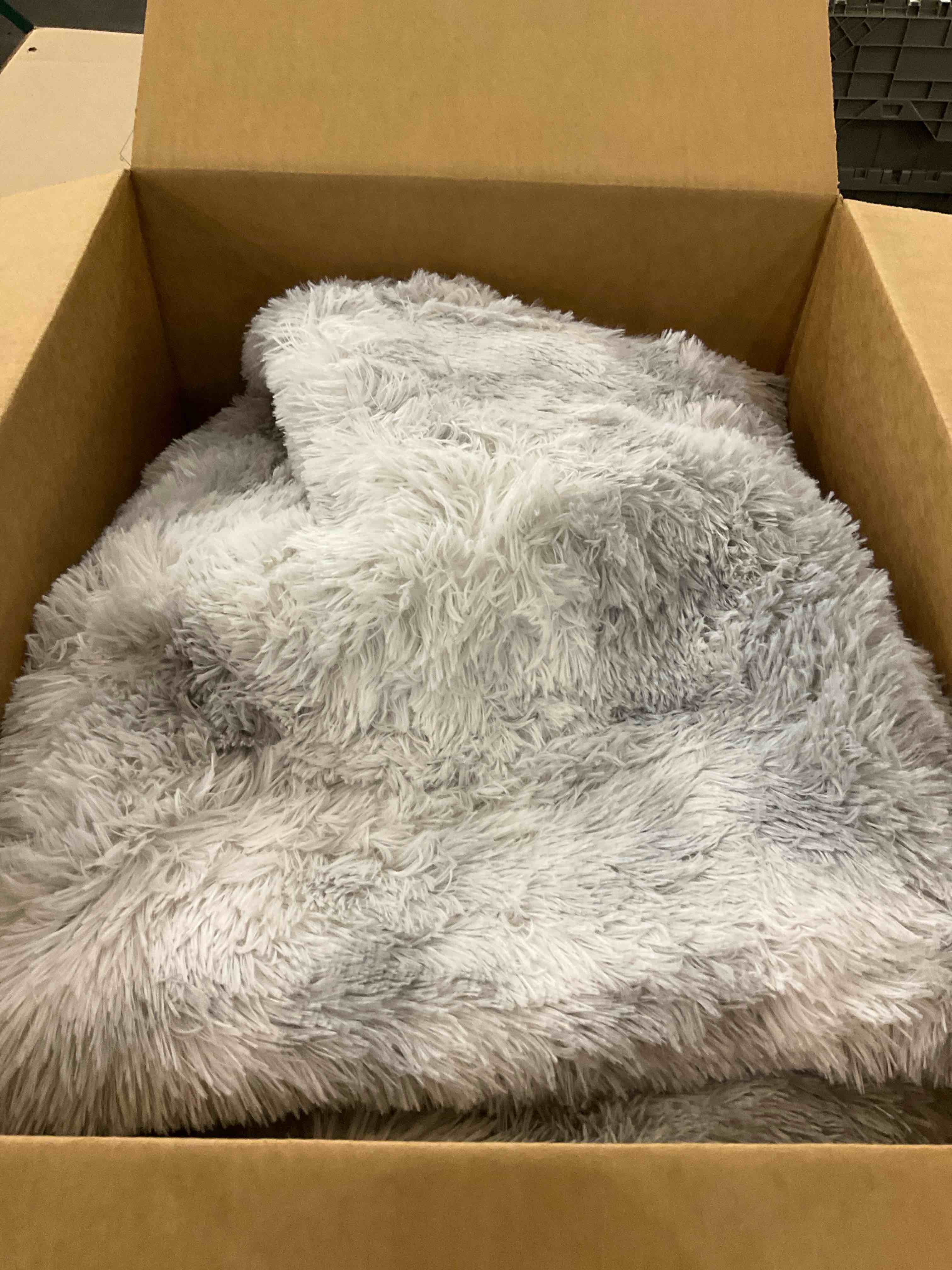 https://s3.amazonaws.com/lotting-images-prod/BargainHunt/EXS01038733_1708458726464.jpeg