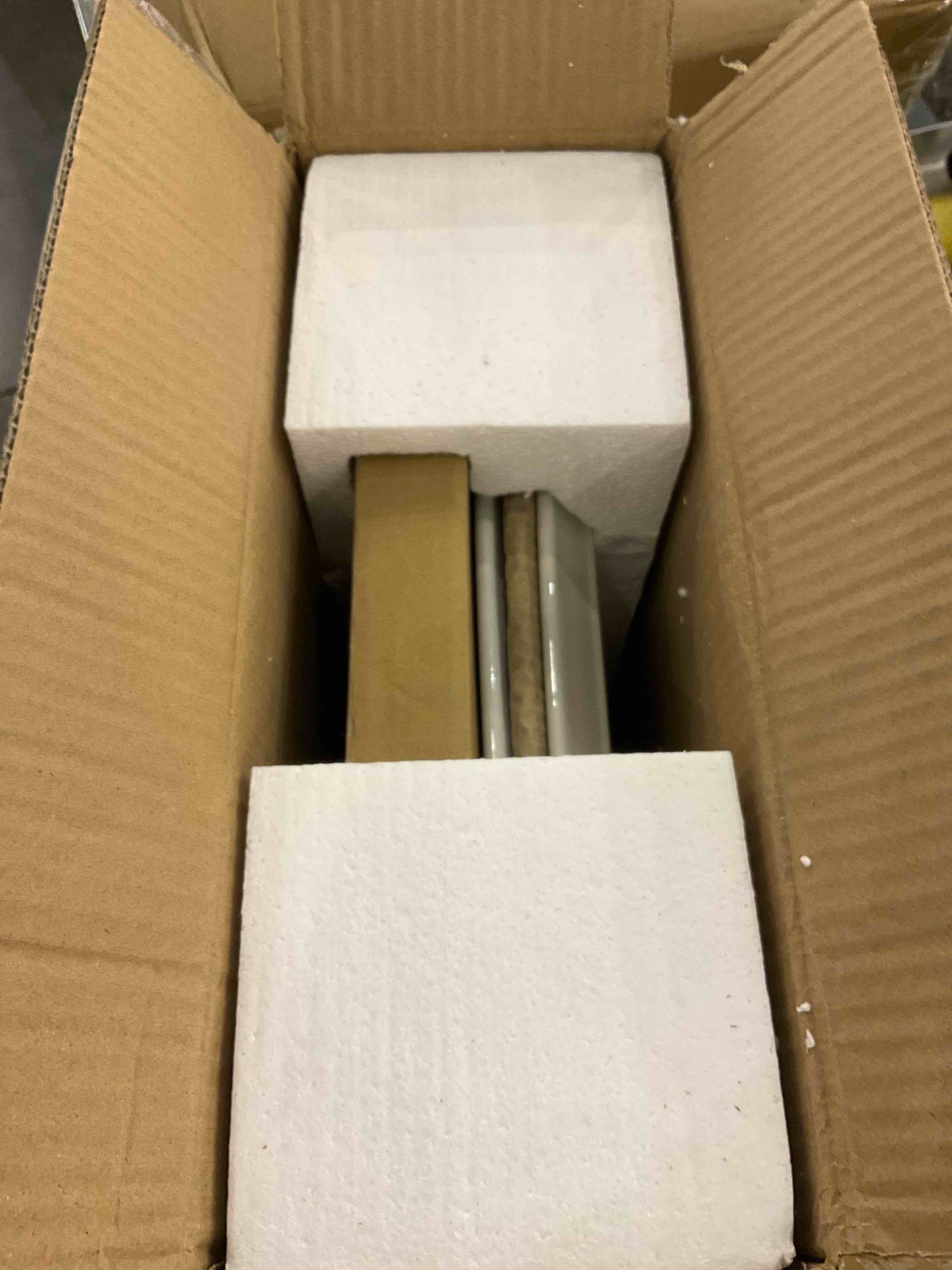 https://s3.amazonaws.com/lotting-images-prod/BargainHunt/EXS01038765_1708520956748.jpeg