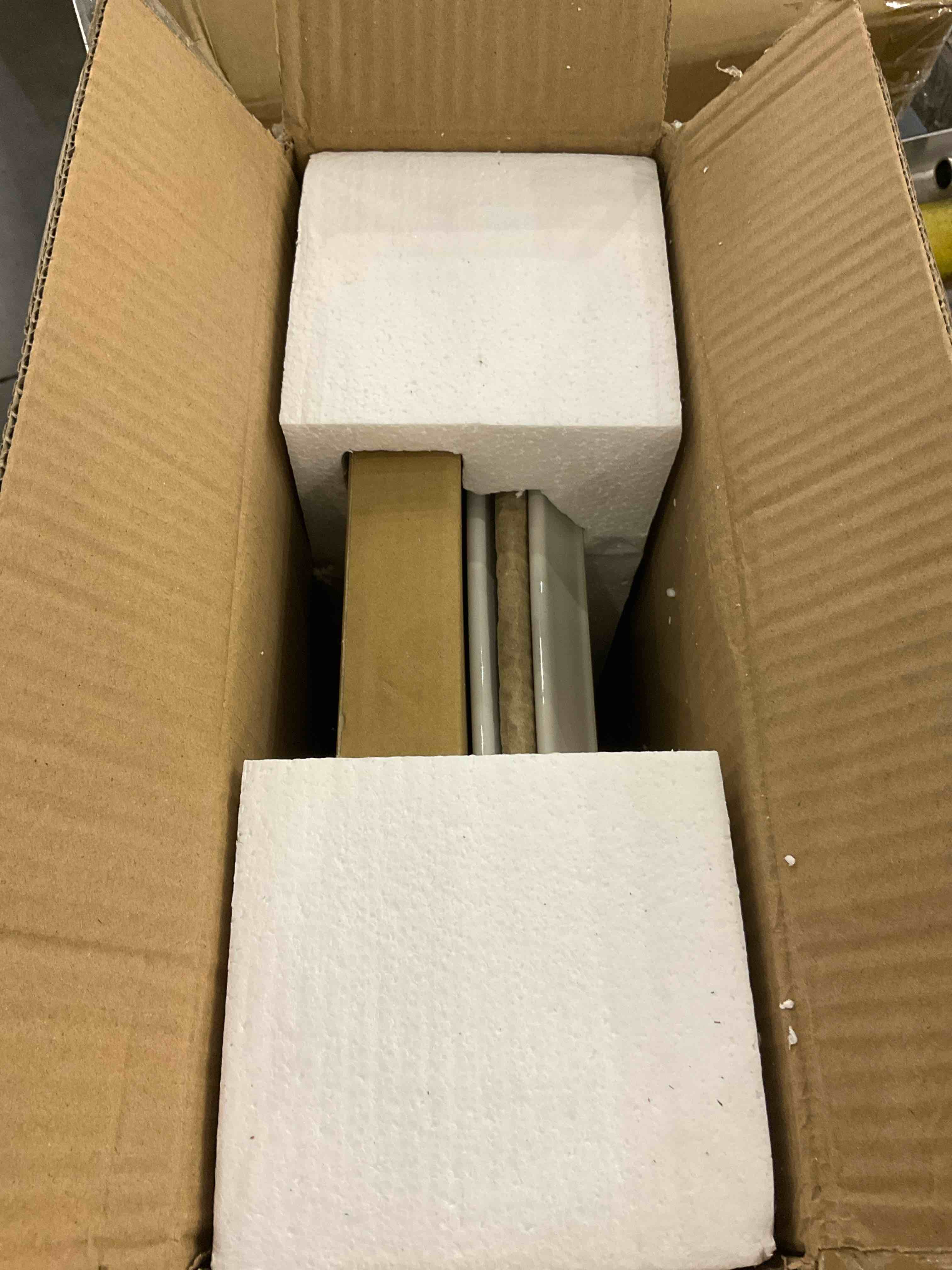 https://s3.amazonaws.com/lotting-images-prod/BargainHunt/EXS01038765_1708520957696.jpeg