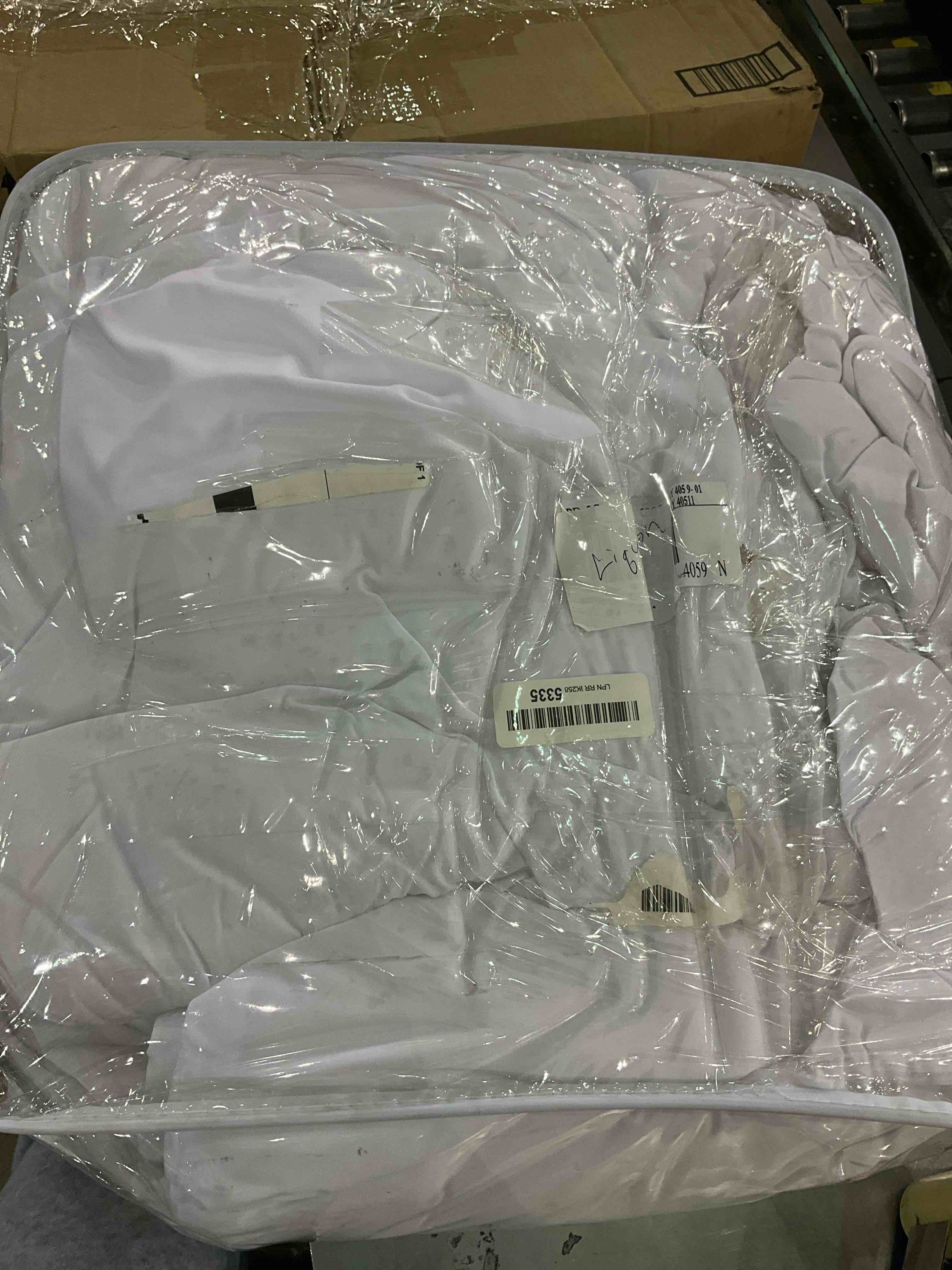 https://s3.amazonaws.com/lotting-images-prod/BargainHunt/EXS01038867_1708608835247.jpeg