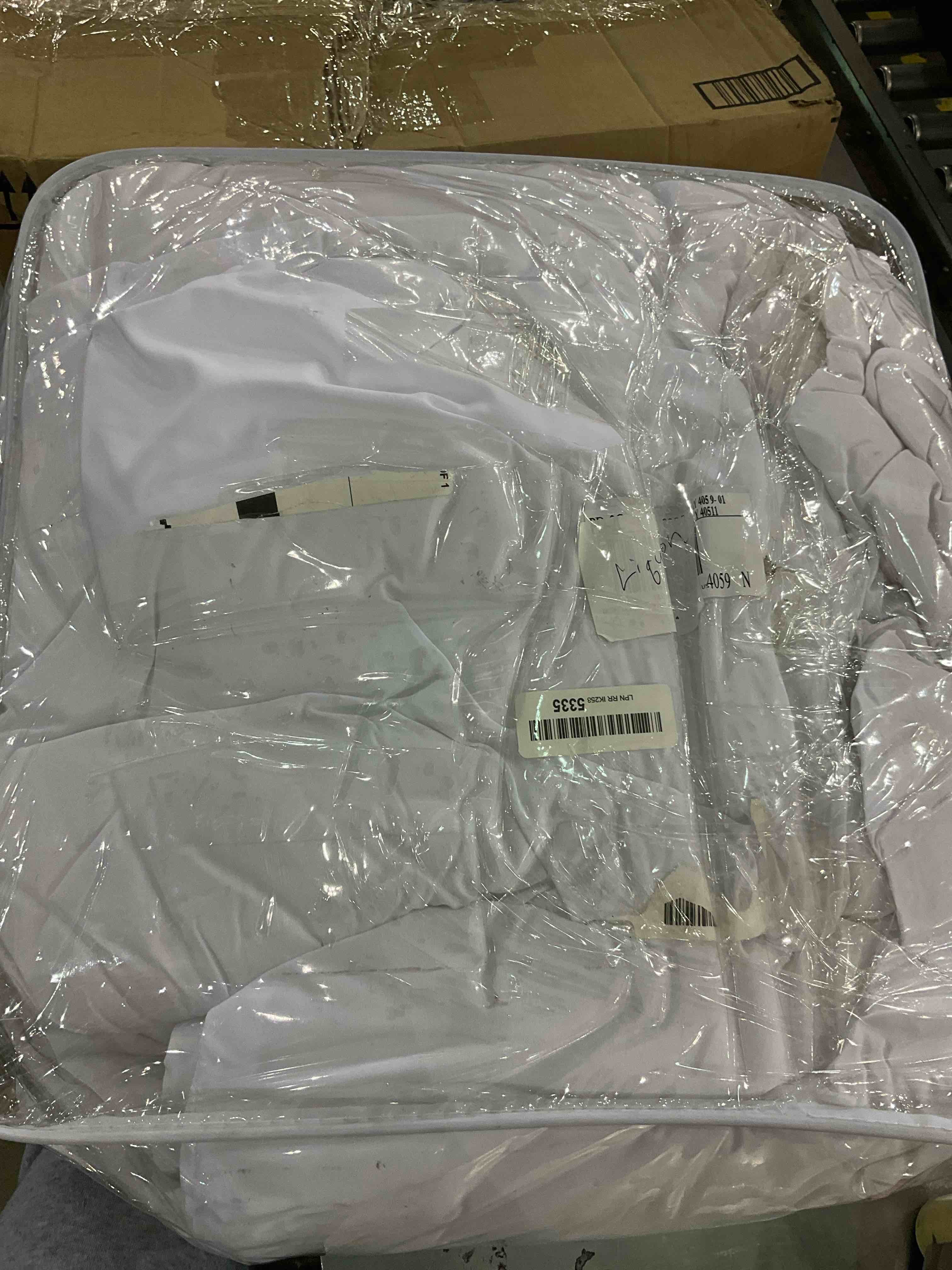 https://s3.amazonaws.com/lotting-images-prod/BargainHunt/EXS01038867_1708608836218.jpeg