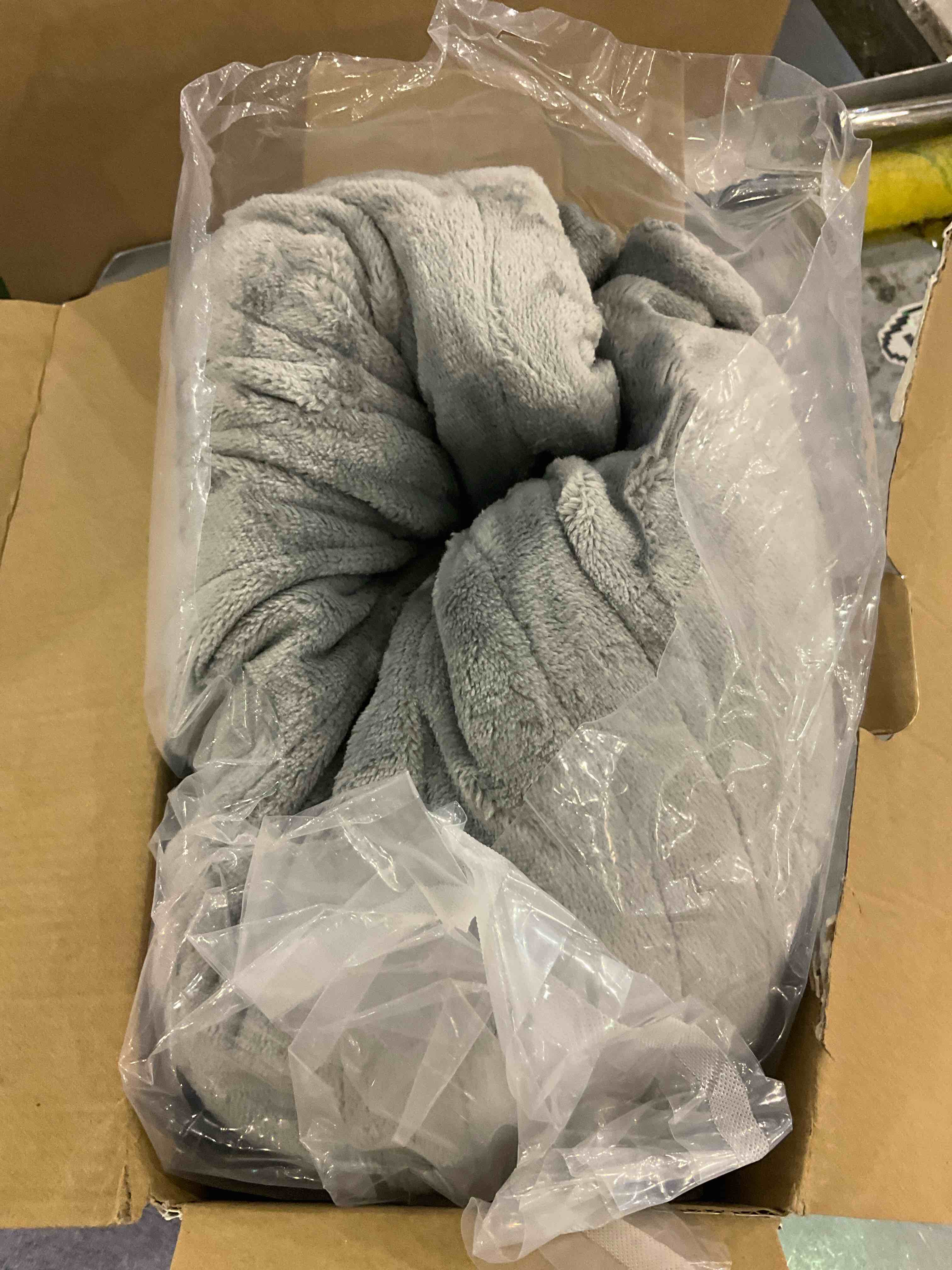 https://s3.amazonaws.com/lotting-images-prod/BargainHunt/EXS01038871_1708609319377.jpeg
