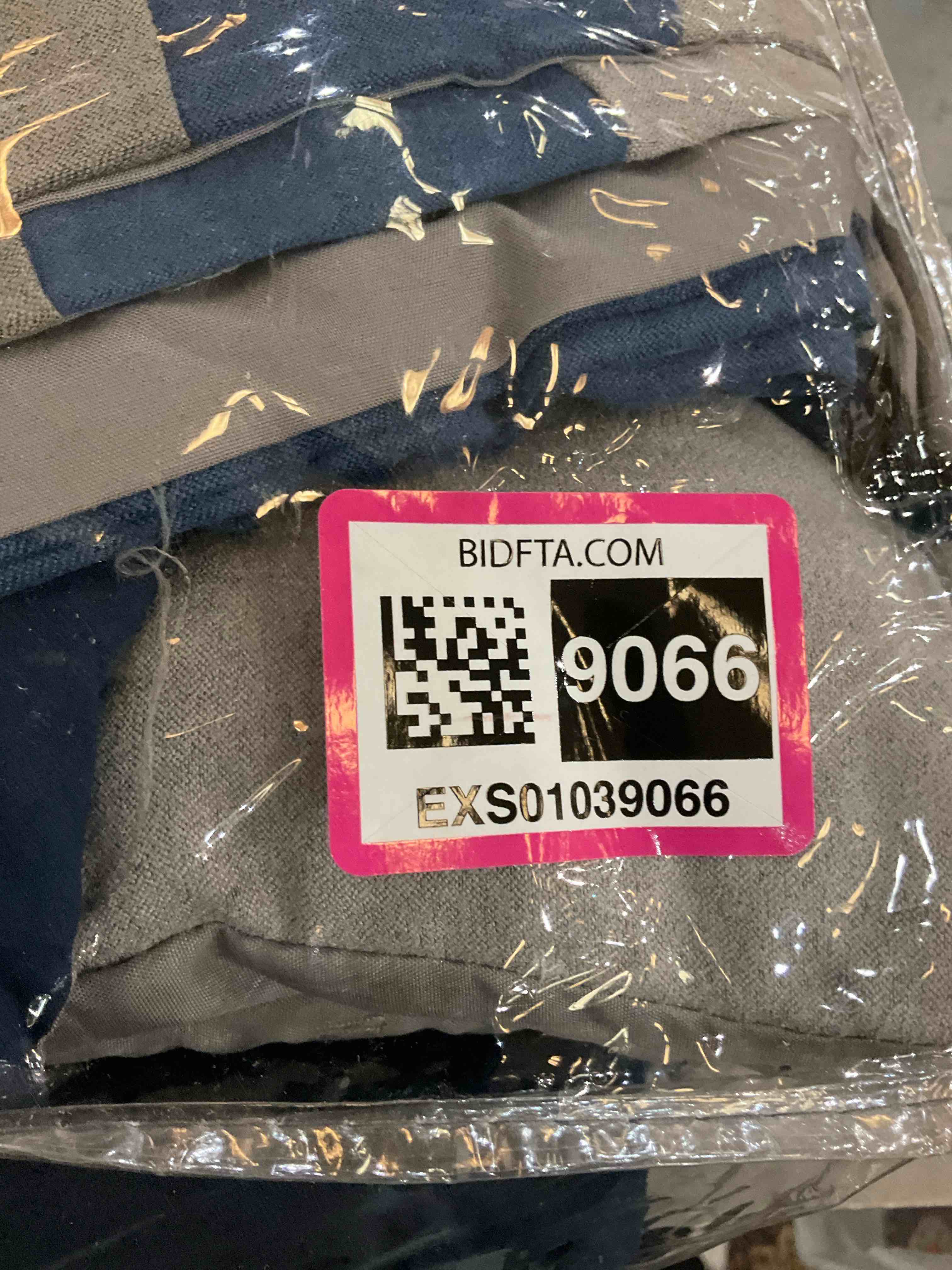 https://s3.amazonaws.com/lotting-images-prod/BargainHunt/EXS01039066_1708545548867.jpeg