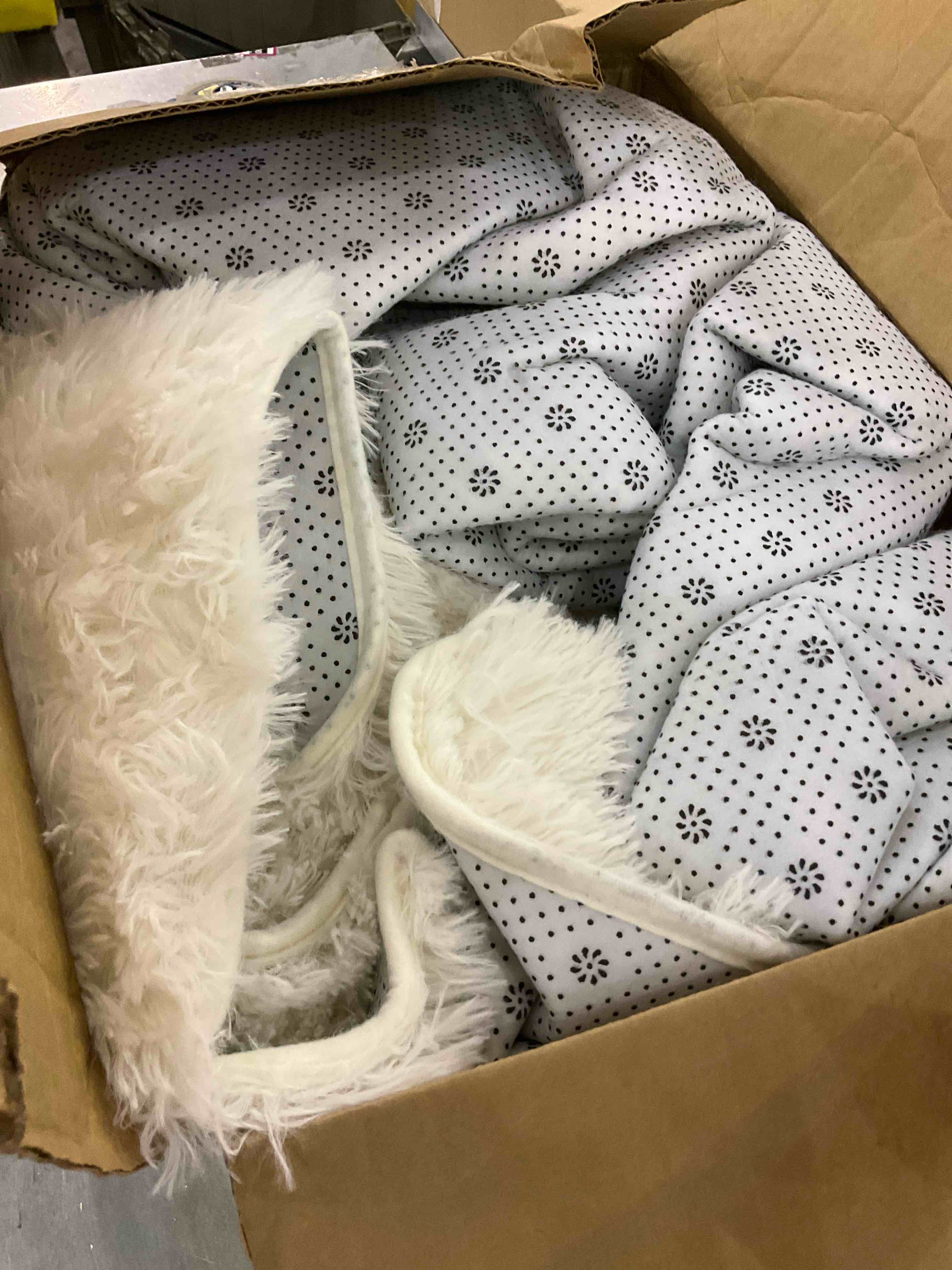 https://s3.amazonaws.com/lotting-images-prod/BargainHunt/EXS01039973_1708631918201.jpeg