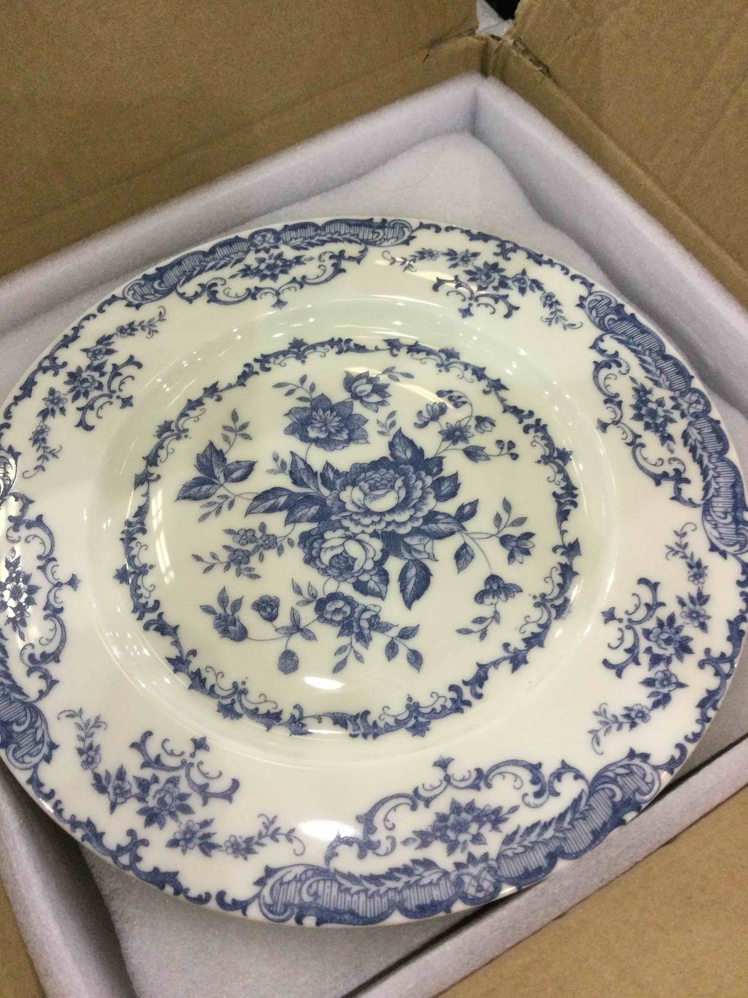 HomeElves Dinner Plates Set of 6, White Plates, Ceramic Kitchen Plates Microwave Safe Plates, 10 Inch Blue Plates Floral Plates Porcelain Dinner Plates