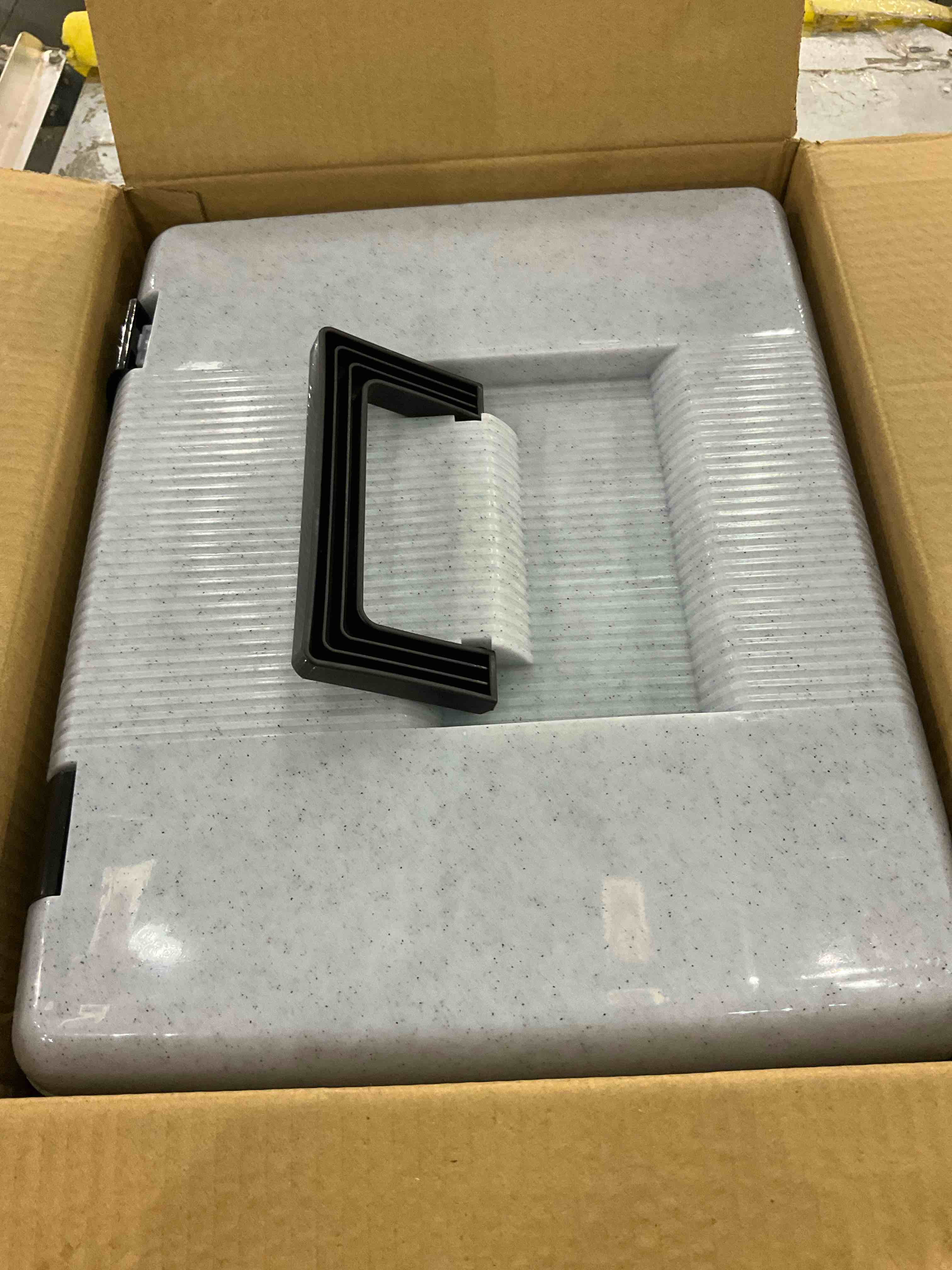 https://s3.amazonaws.com/lotting-images-prod/BargainHunt/EXS01042699_1707762152534.jpeg