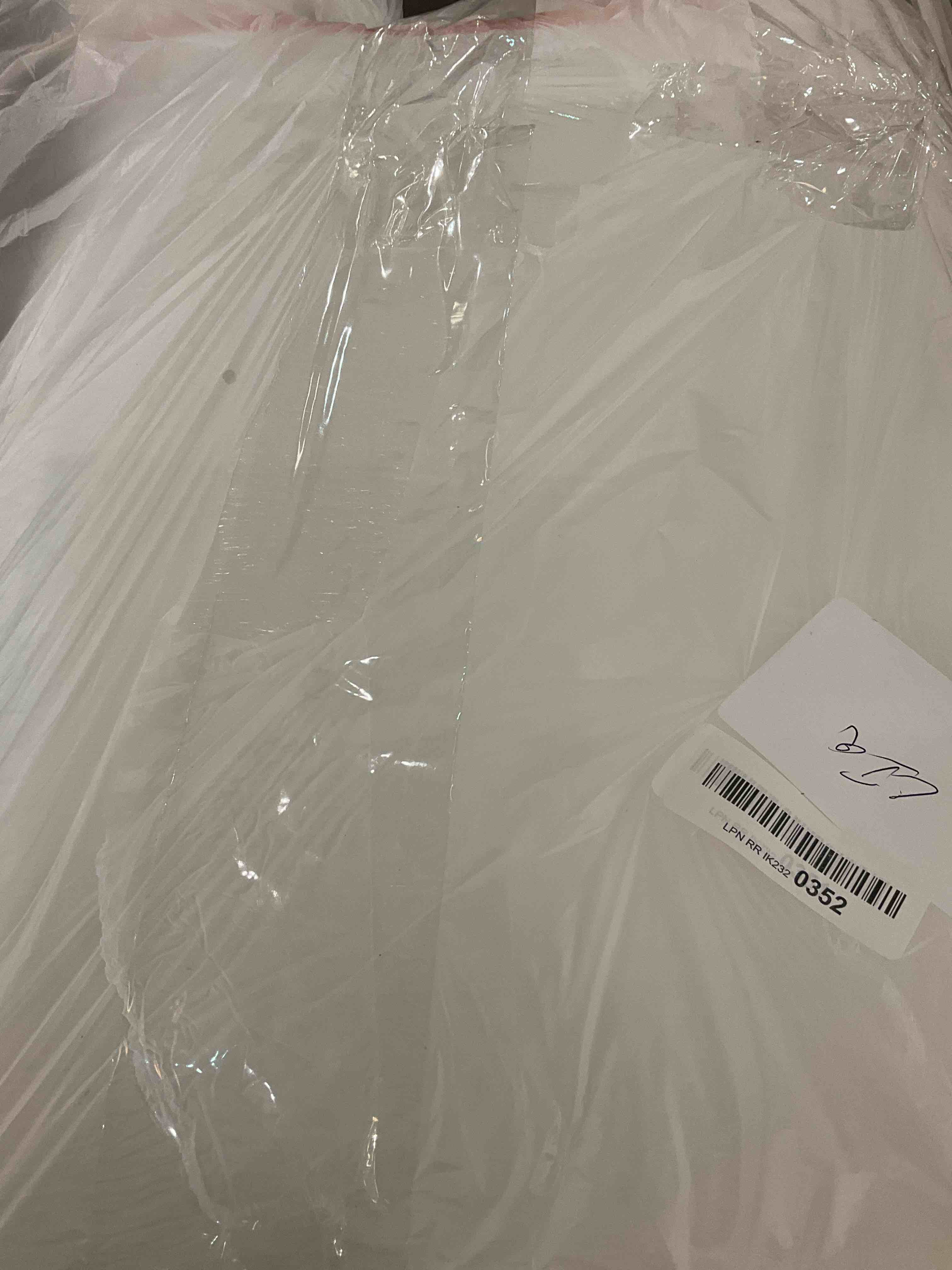 https://s3.amazonaws.com/lotting-images-prod/BargainHunt/EXS01044477_1707928767695.jpeg