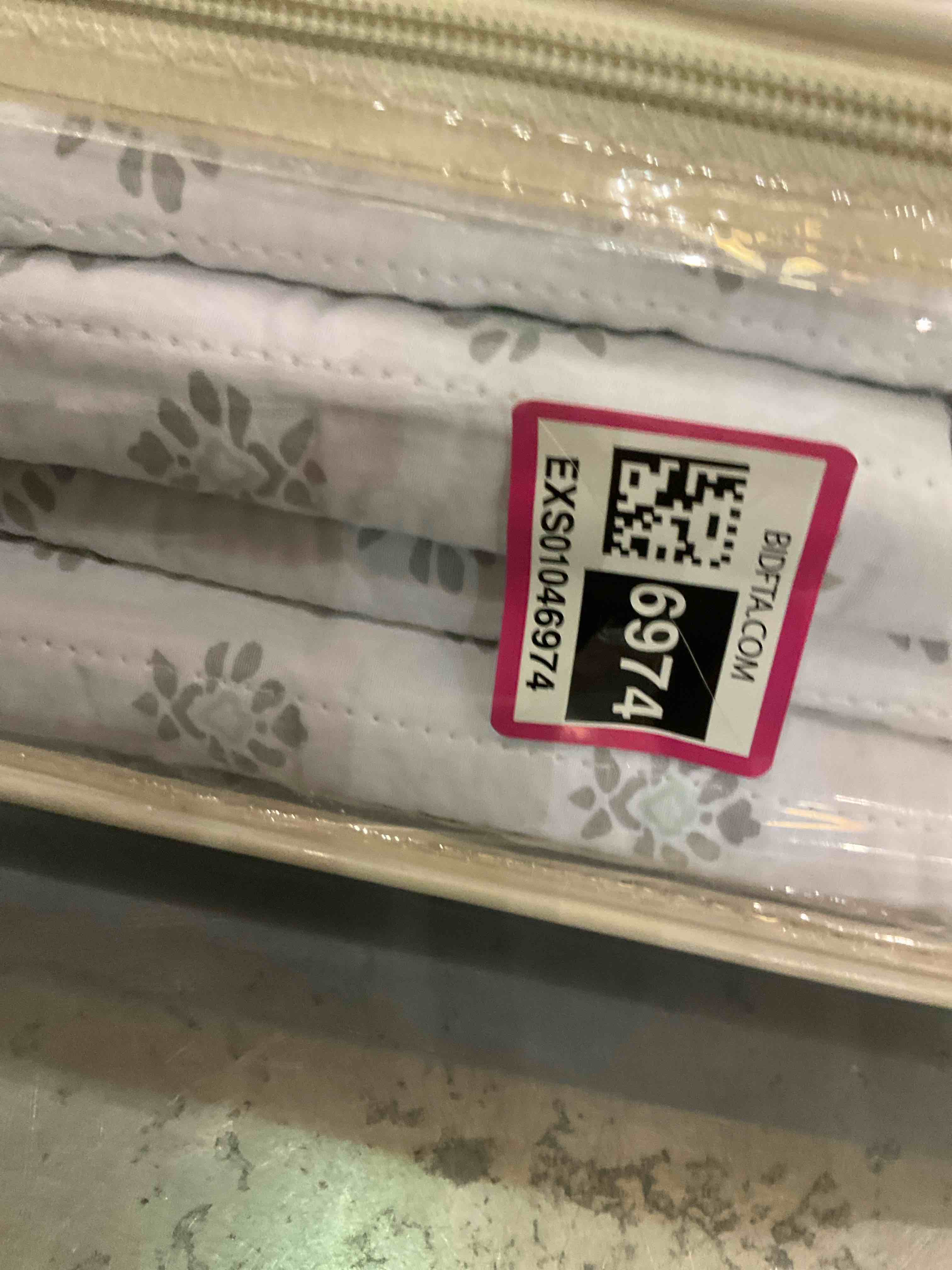 https://s3.amazonaws.com/lotting-images-prod/BargainHunt/EXS01046974_1708357646802.jpeg
