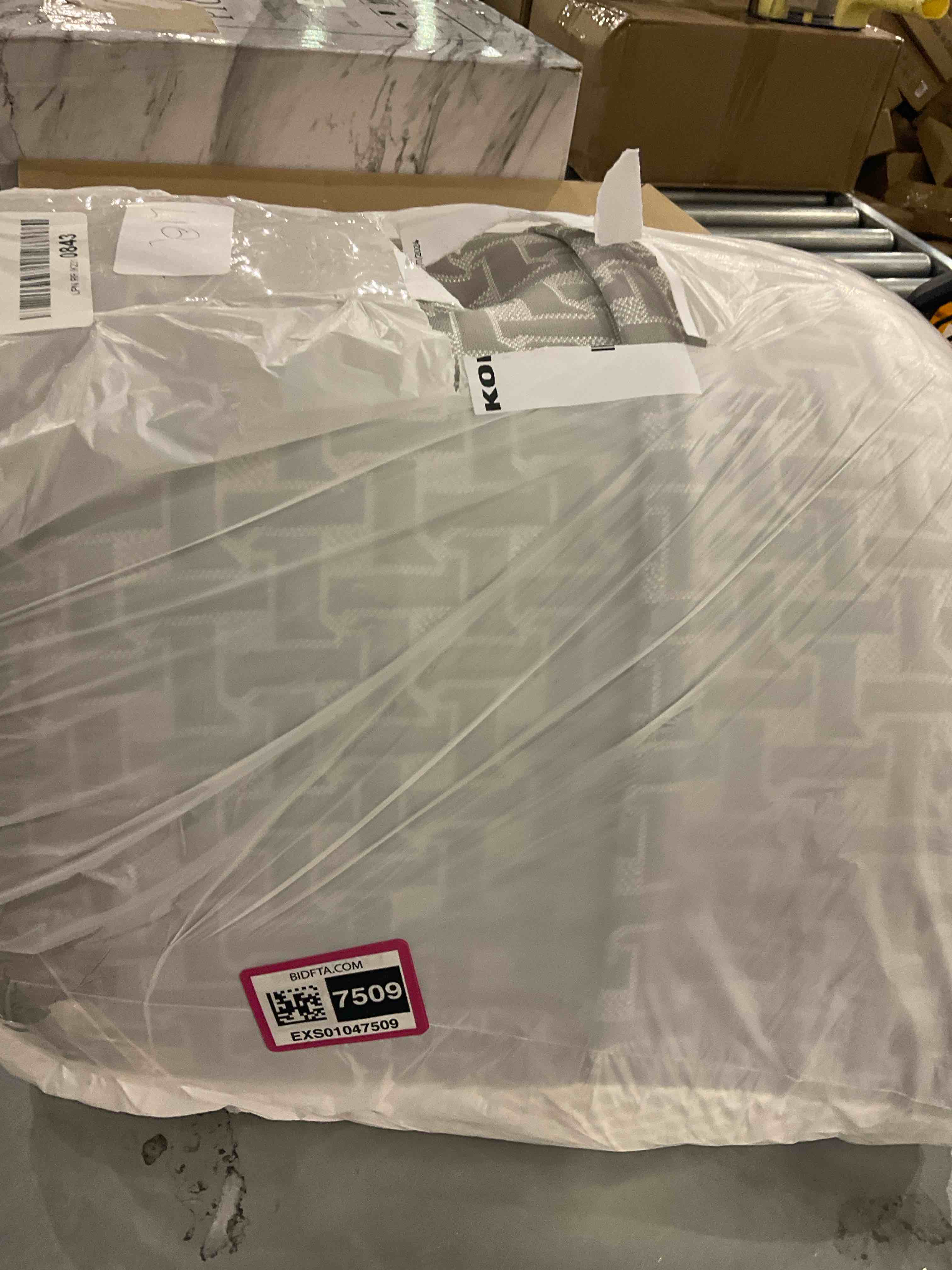 https://s3.amazonaws.com/lotting-images-prod/BargainHunt/EXS01047509_1707829224694.jpeg