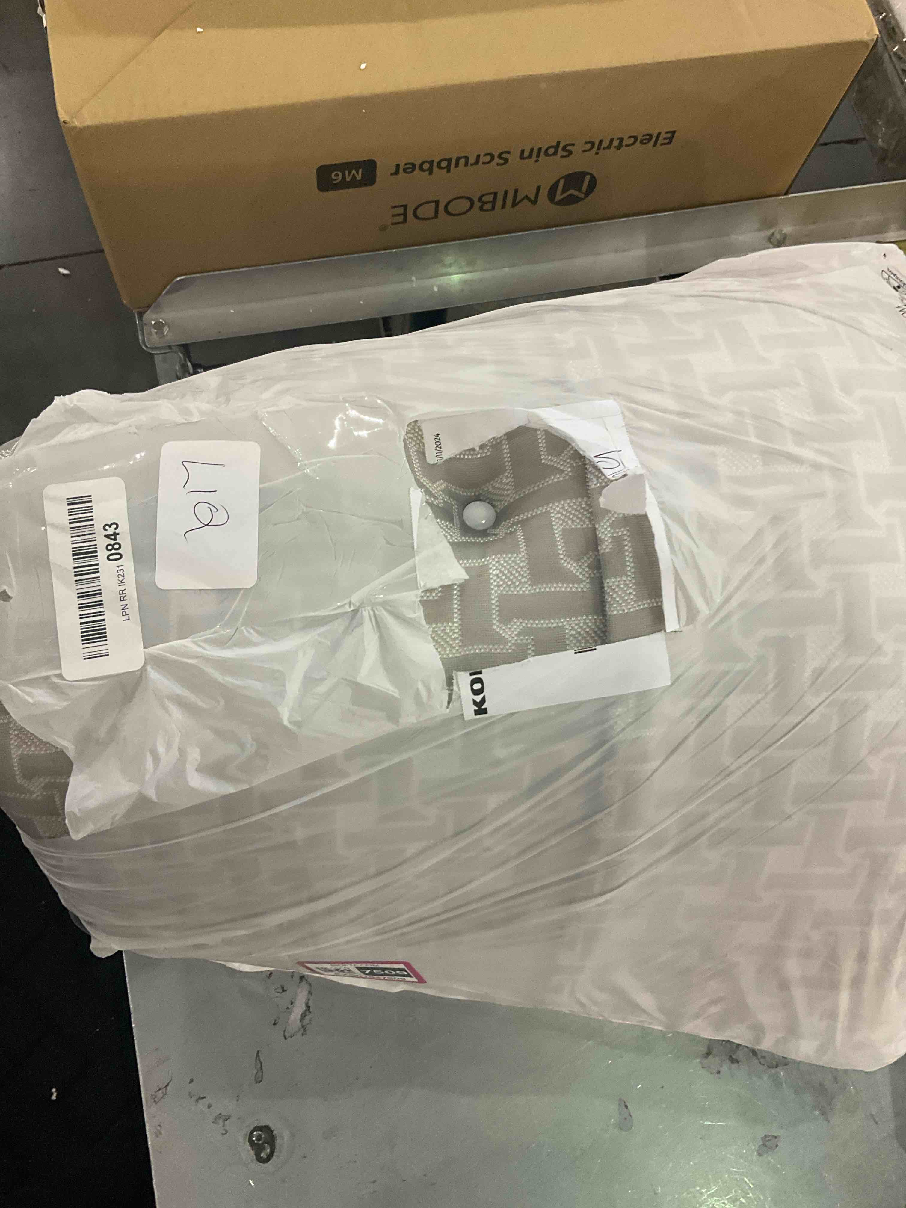 https://s3.amazonaws.com/lotting-images-prod/BargainHunt/EXS01047509_1707829226137.jpeg