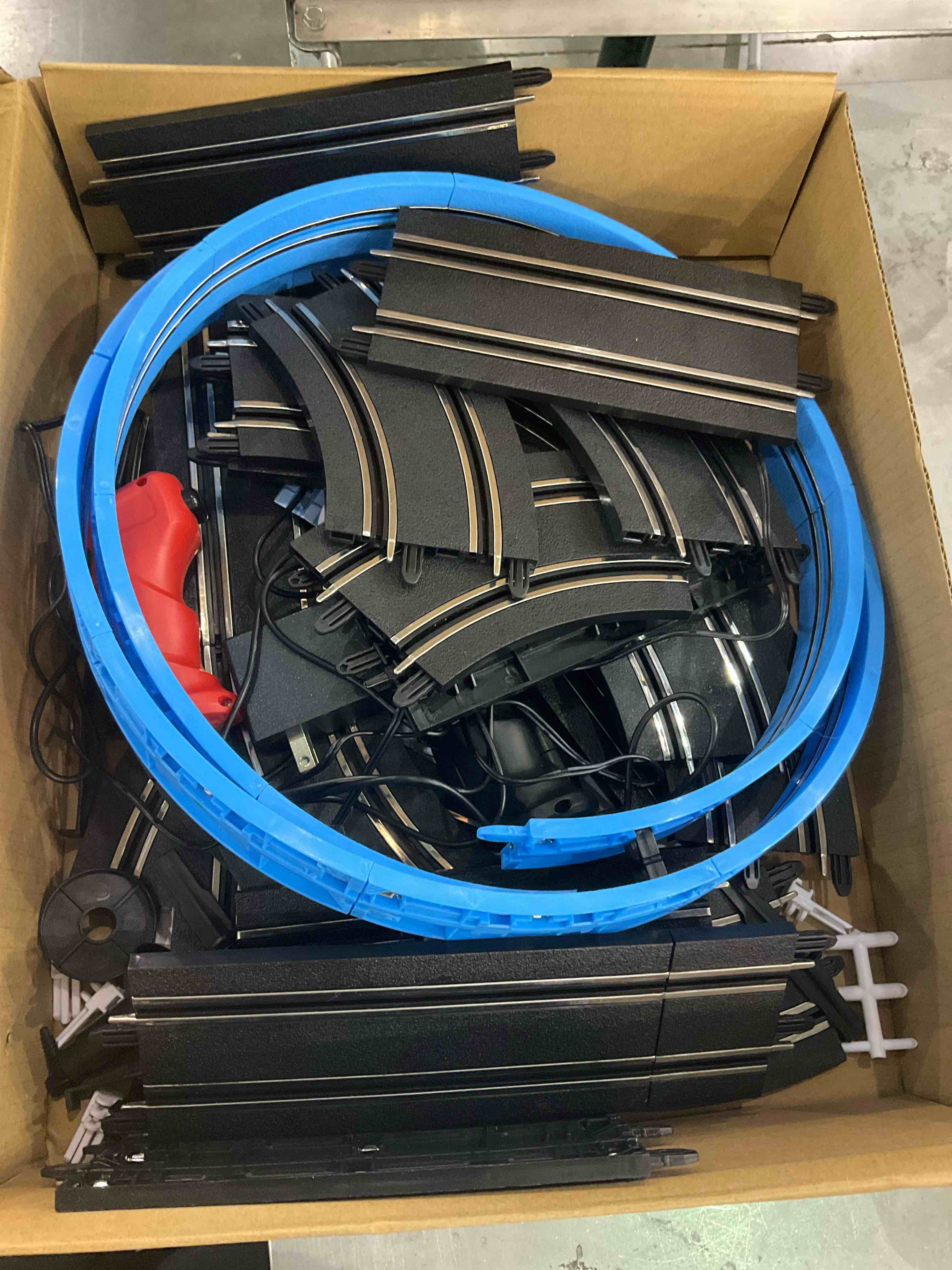 https://s3.amazonaws.com/lotting-images-prod/BargainHunt/EXS01047685_1707918324543.jpeg