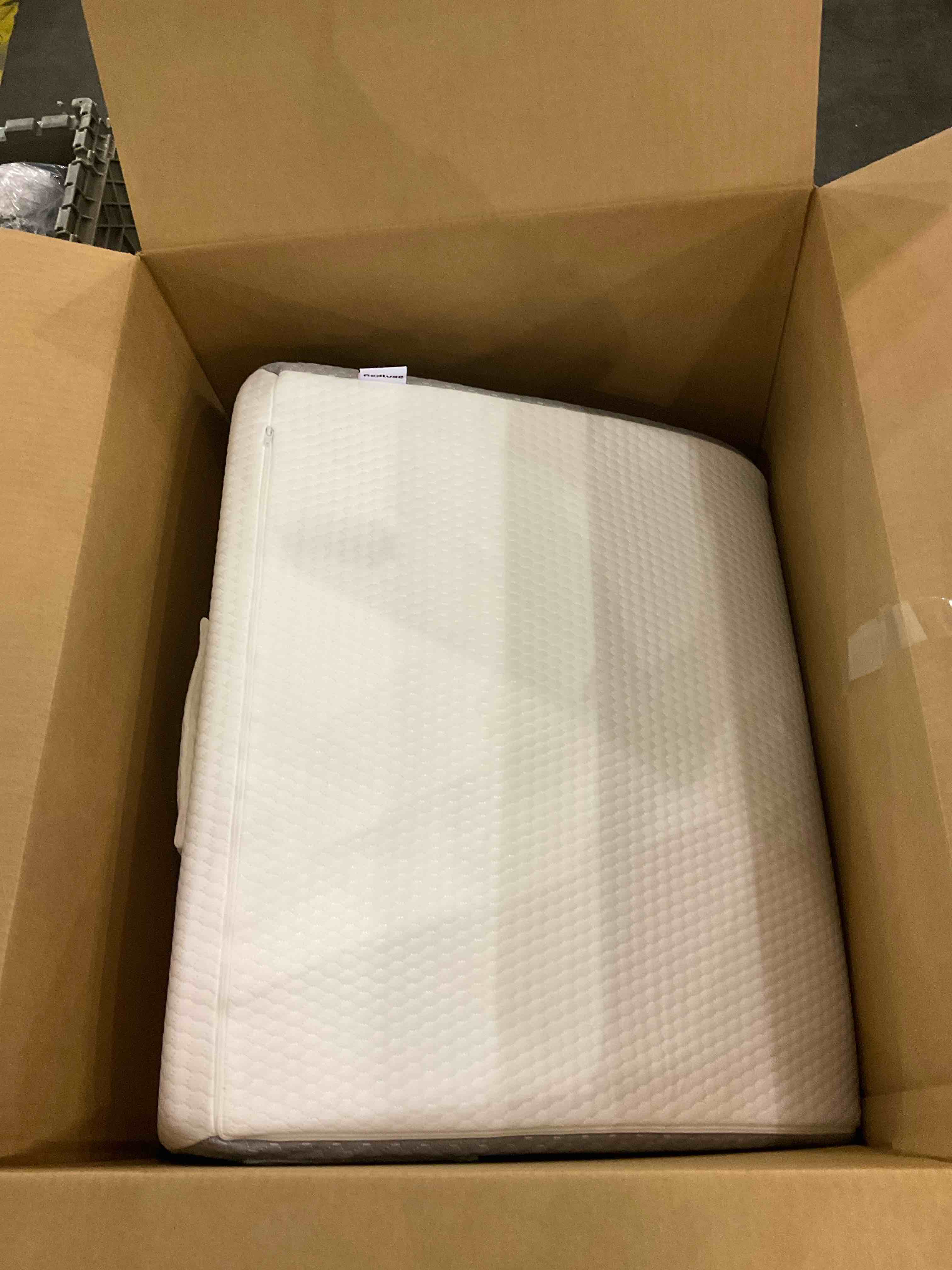 https://s3.amazonaws.com/lotting-images-prod/BargainHunt/EXS01047907_1708090864198.jpeg