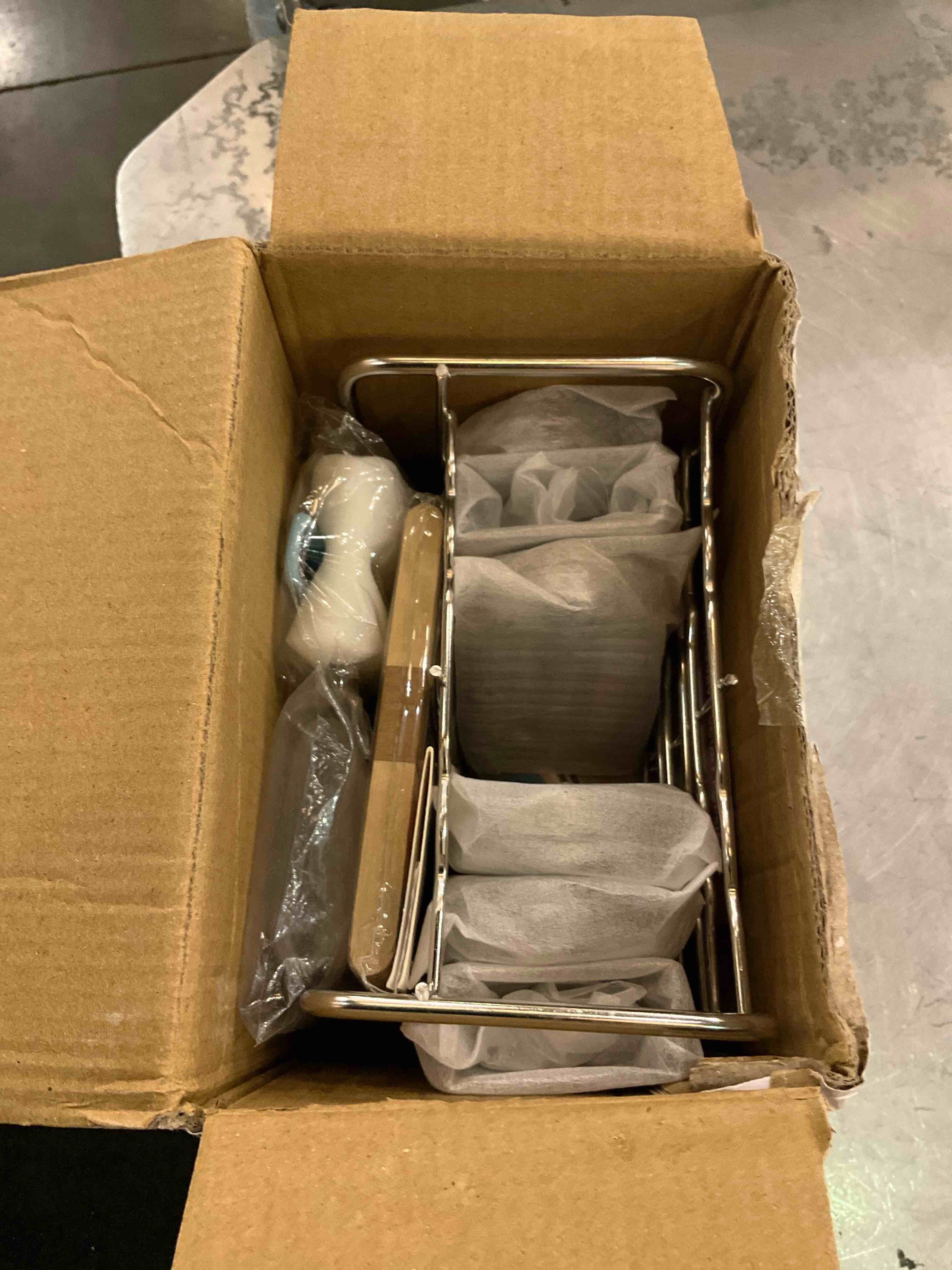 https://s3.amazonaws.com/lotting-images-prod/BargainHunt/EXS01048092_1708712693794.jpeg