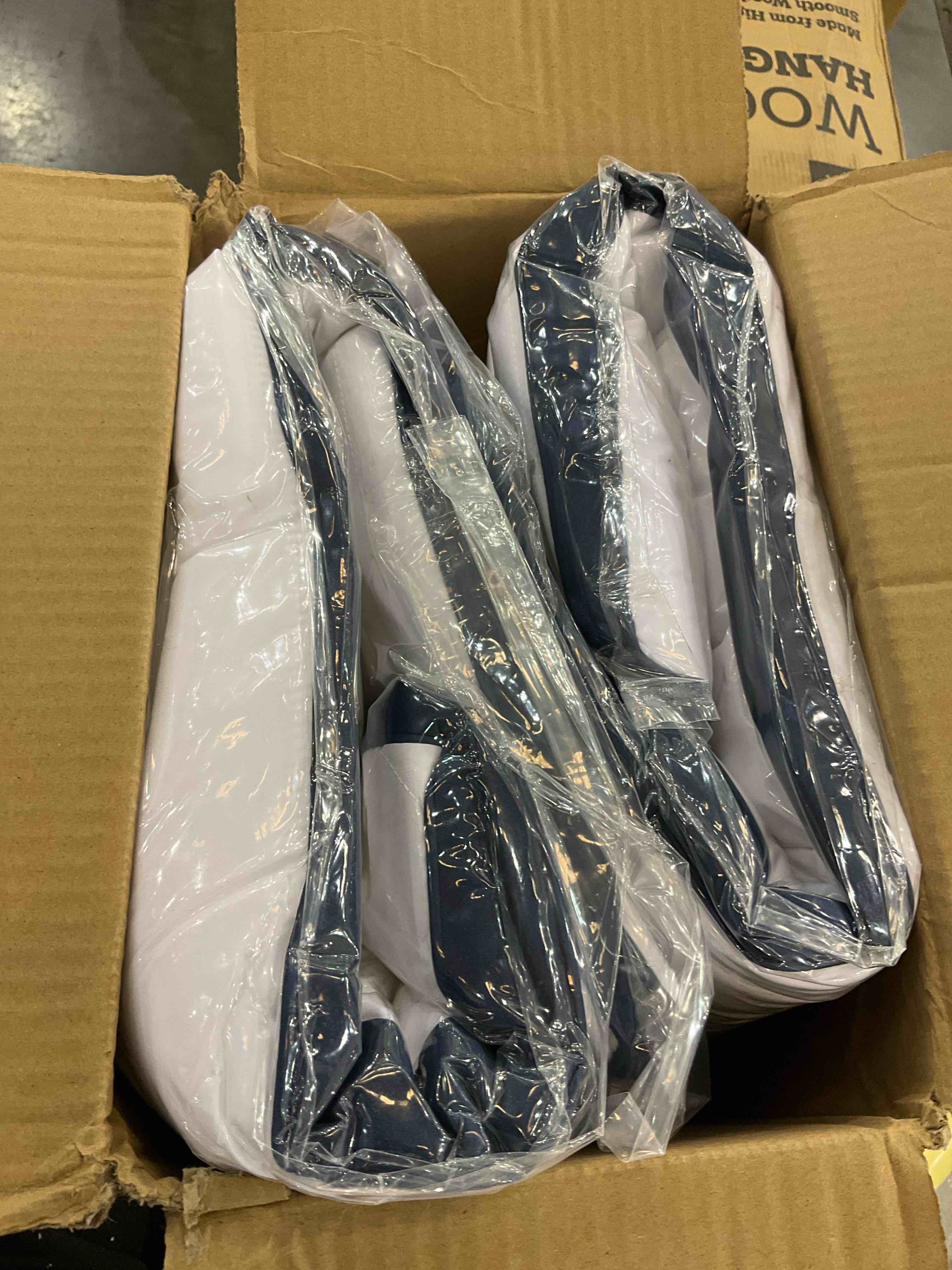 https://s3.amazonaws.com/lotting-images-prod/BargainHunt/EXS01048117_1708714240111.jpeg