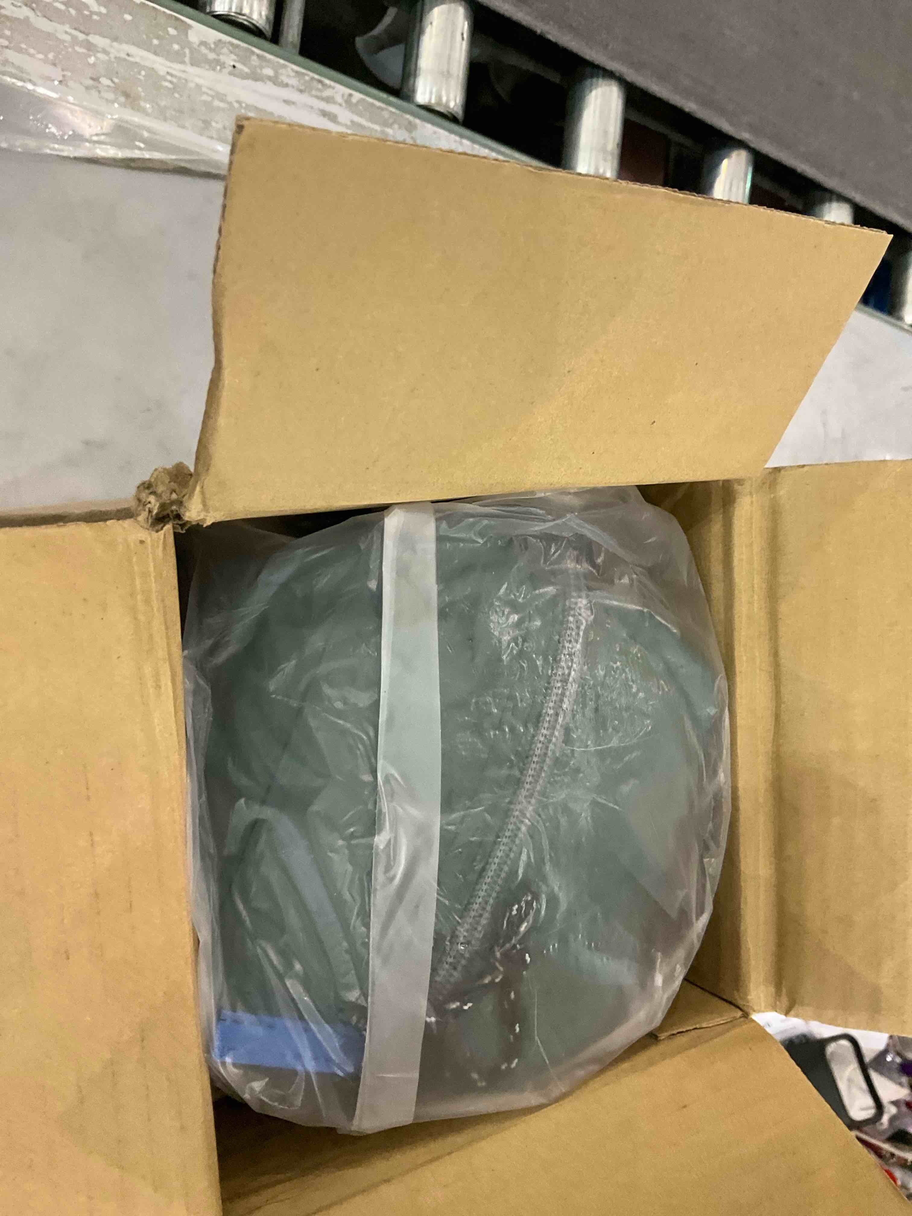 https://s3.amazonaws.com/lotting-images-prod/BargainHunt/EXS01049836_1707756581687.jpeg