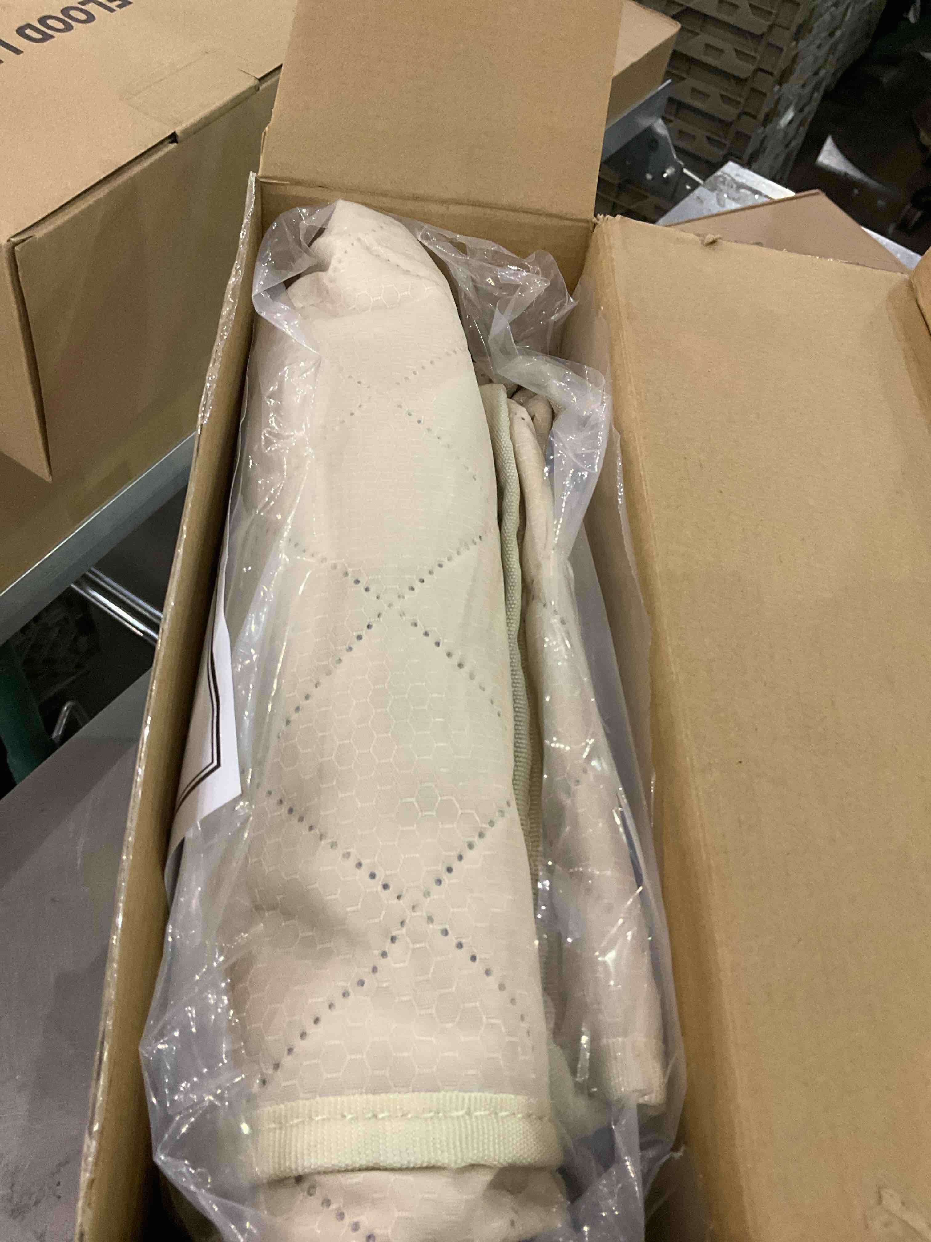https://s3.amazonaws.com/lotting-images-prod/BargainHunt/EXS01060464_1707482412465.jpeg
