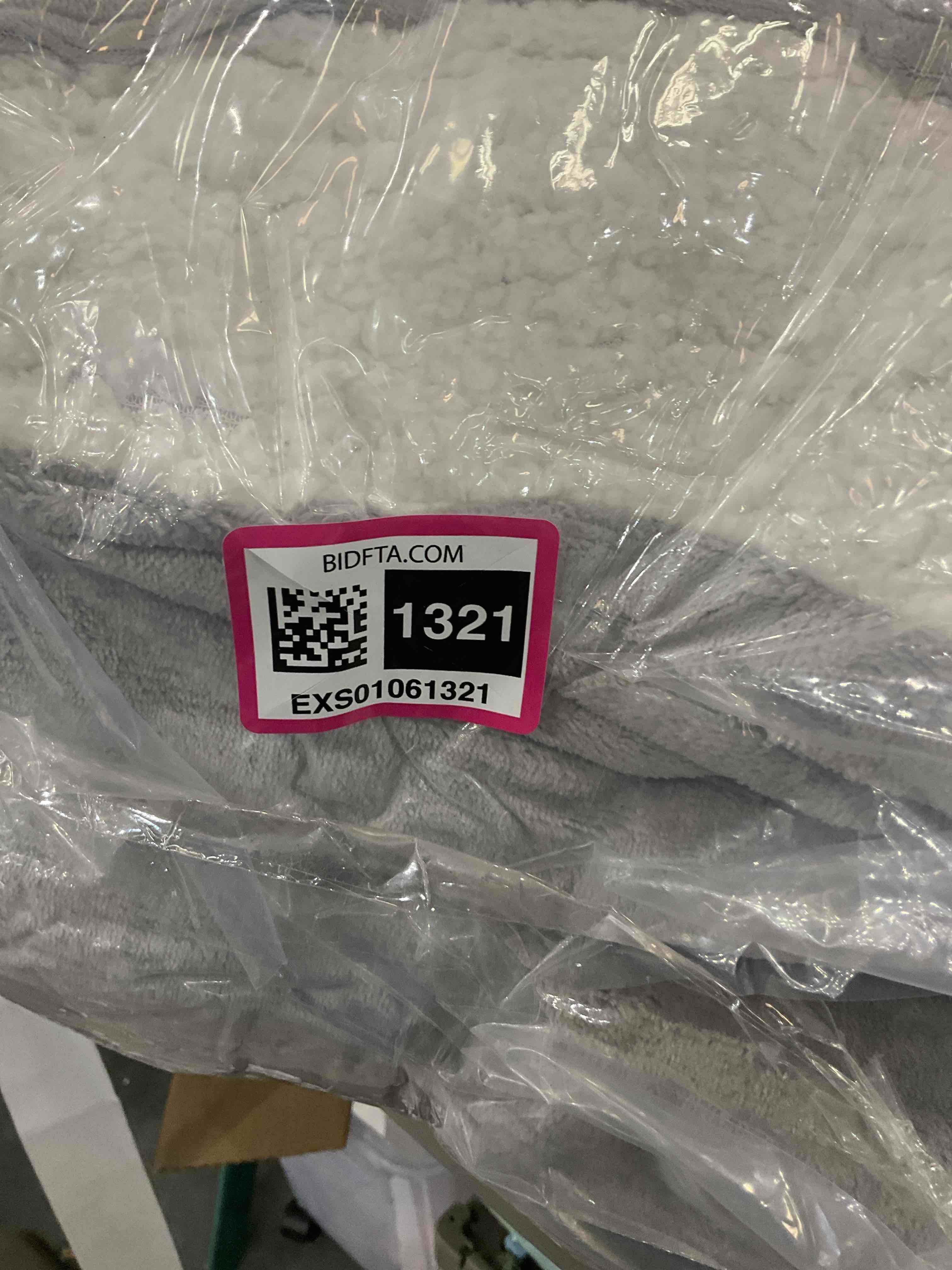 https://s3.amazonaws.com/lotting-images-prod/BargainHunt/EXS01061321_1707415287688.jpeg