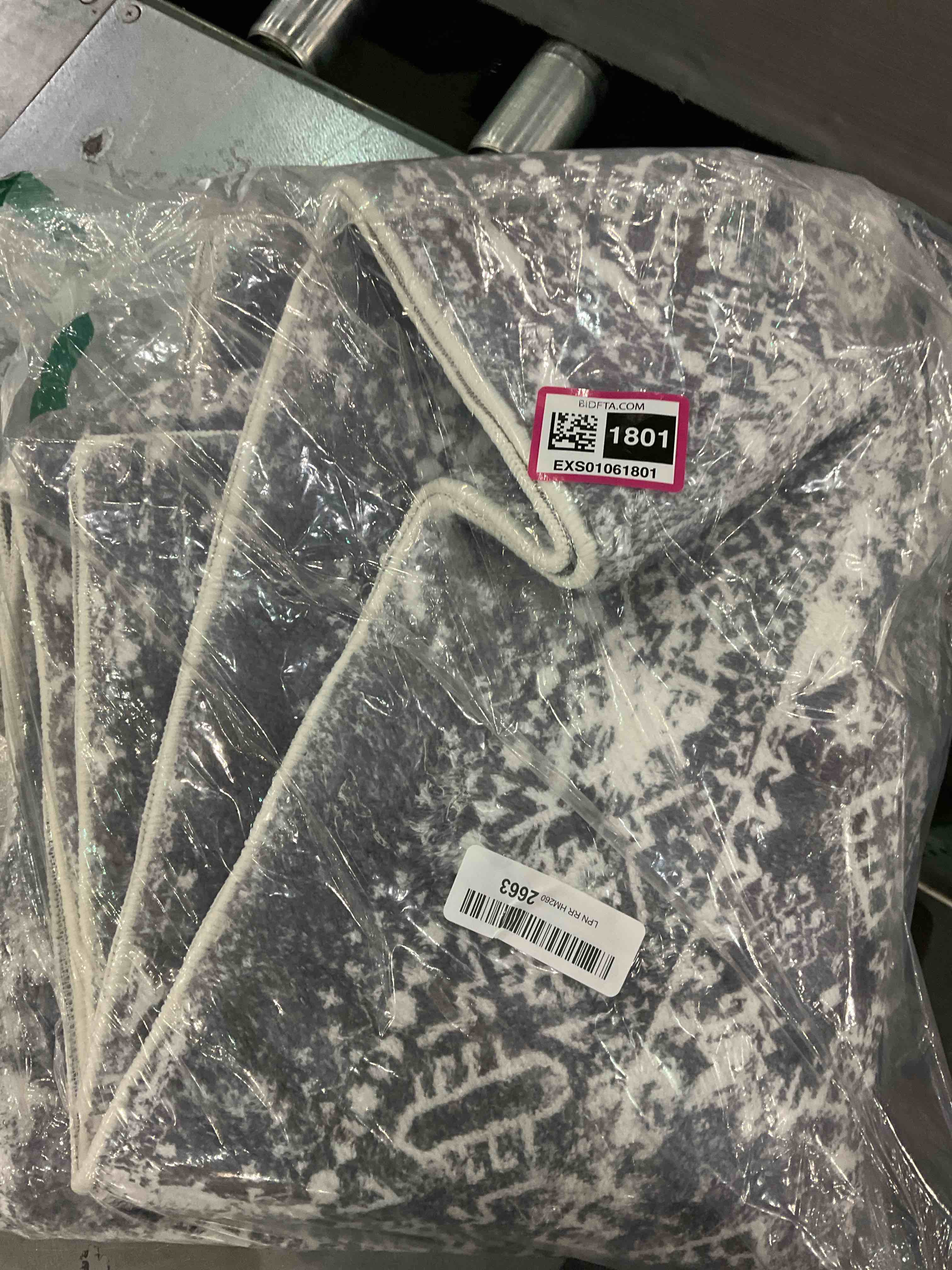 https://s3.amazonaws.com/lotting-images-prod/BargainHunt/EXS01061801_1707508894332.jpeg