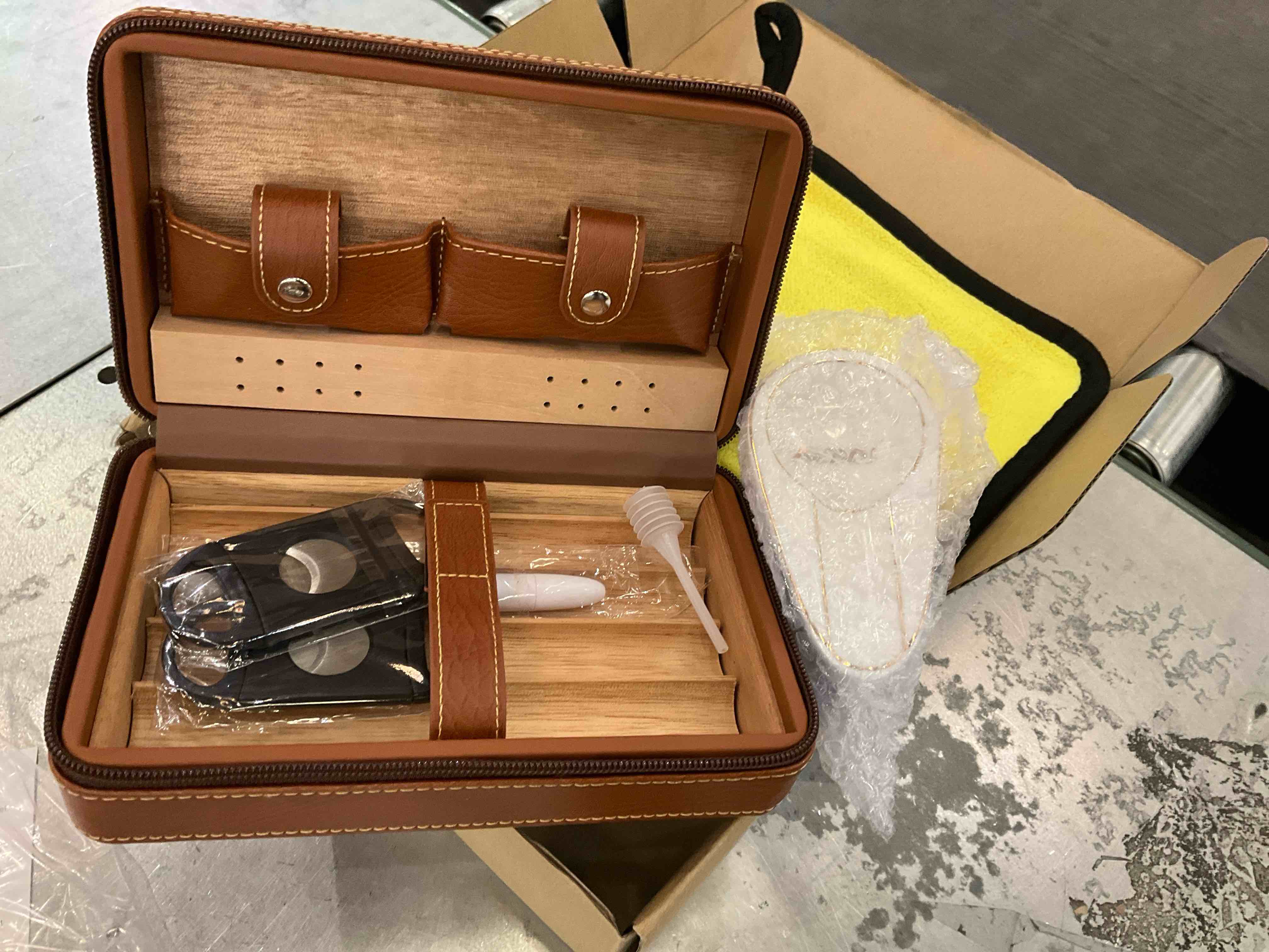 https://s3.amazonaws.com/lotting-images-prod/BargainHunt/EXS01061998_1707850005203.jpeg