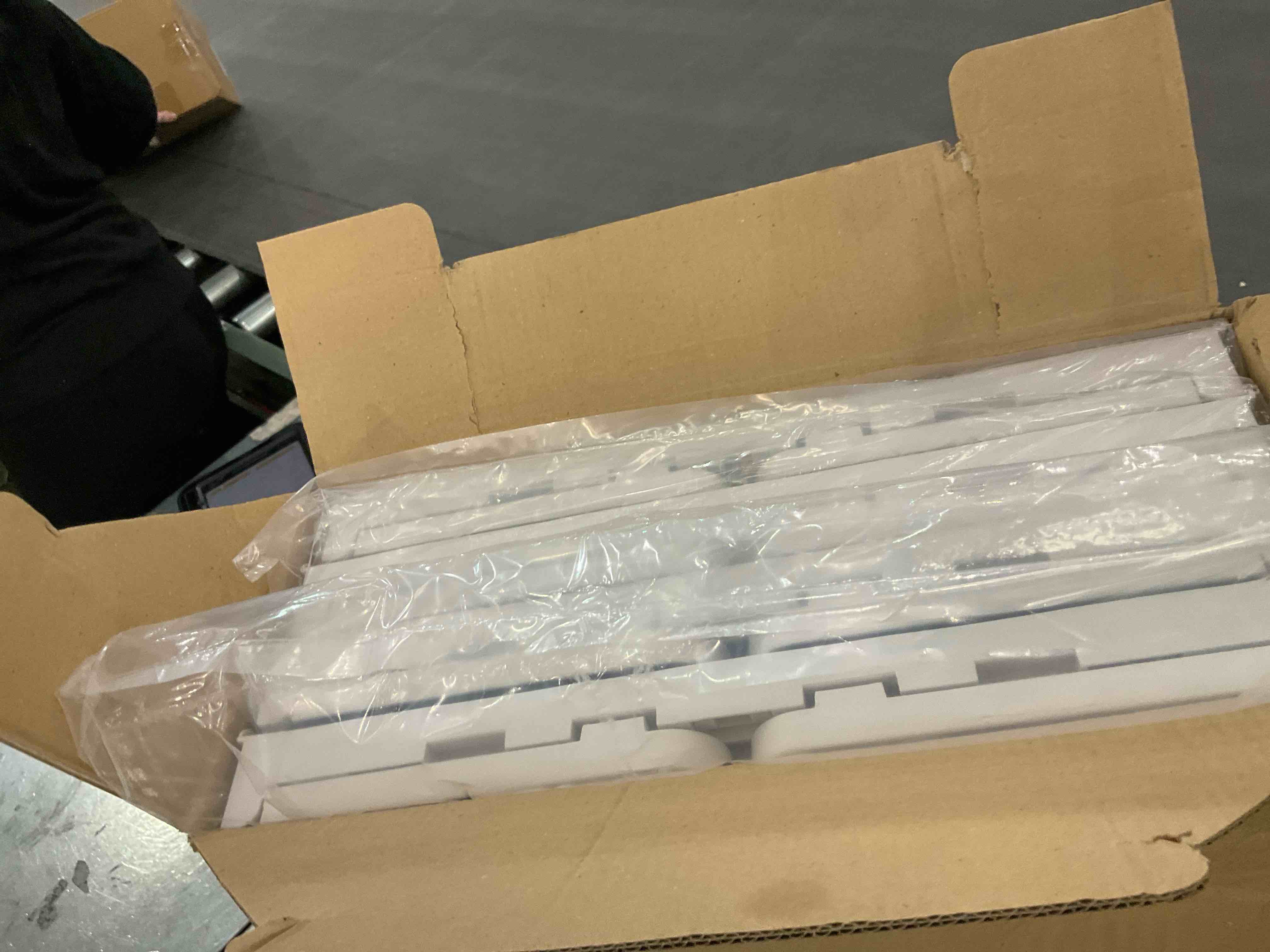 https://s3.amazonaws.com/lotting-images-prod/BargainHunt/EXS01063486_1708714251417.jpeg