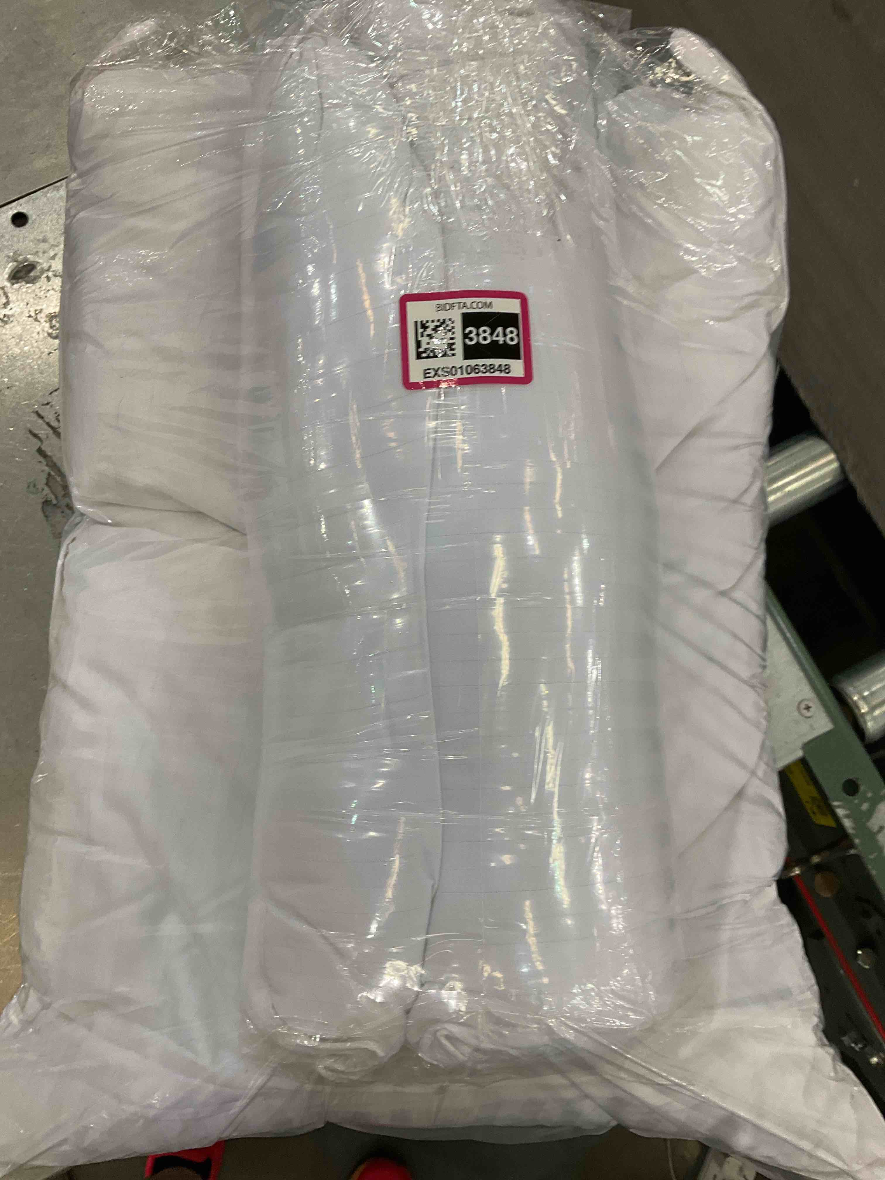 https://s3.amazonaws.com/lotting-images-prod/BargainHunt/EXS01063848_1708025790469.jpeg