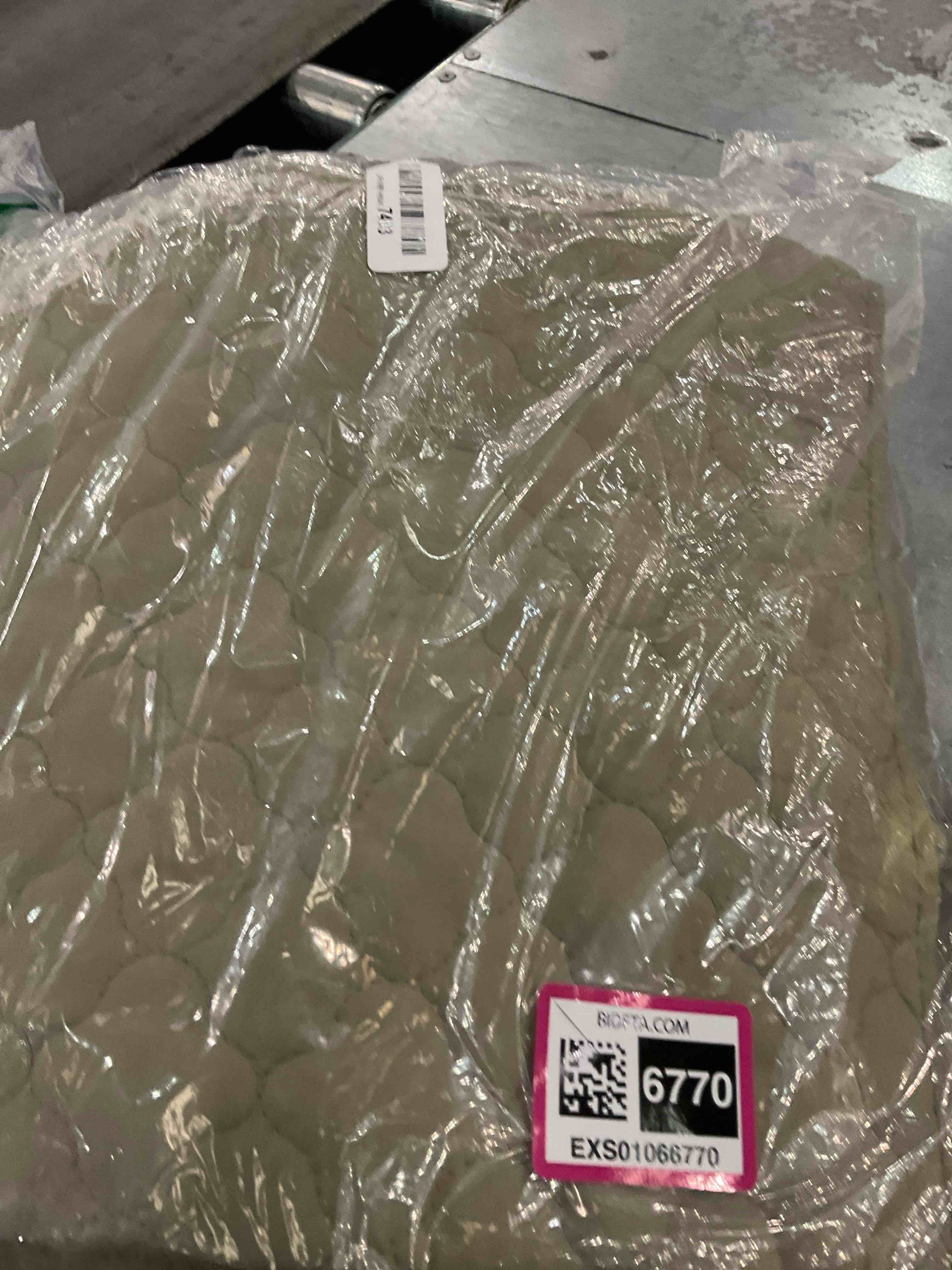 https://s3.amazonaws.com/lotting-images-prod/BargainHunt/EXS01066770_1706732127234.jpeg