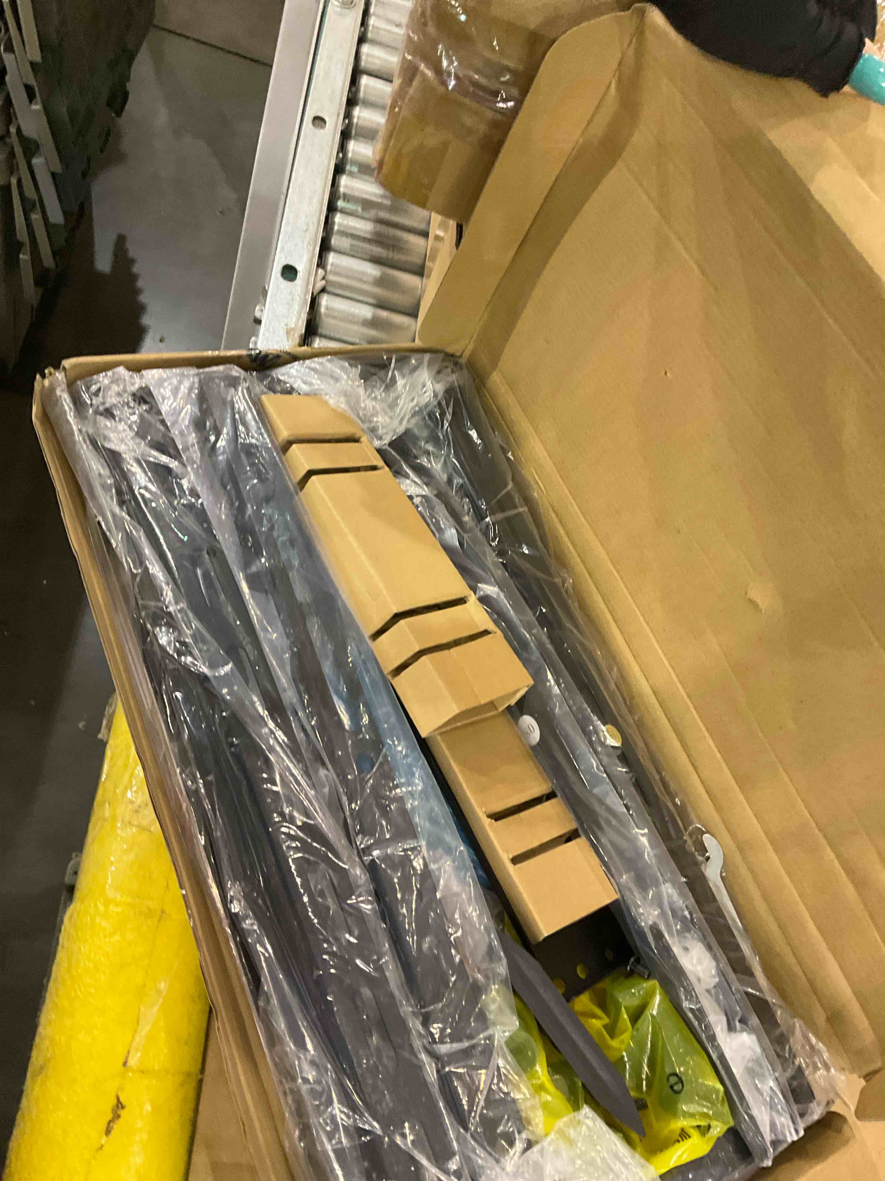 https://s3.amazonaws.com/lotting-images-prod/BargainHunt/EXS01067505_1706876897359.jpeg