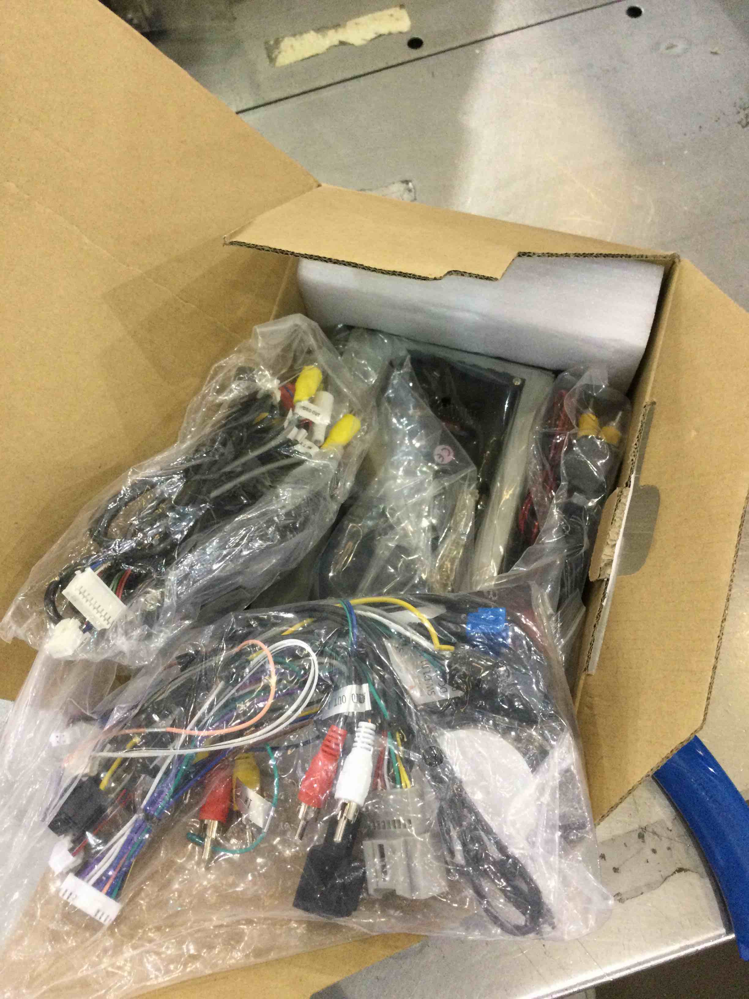 https://s3.amazonaws.com/lotting-images-prod/BargainHunt/EXS01068164_1707421127216.jpeg