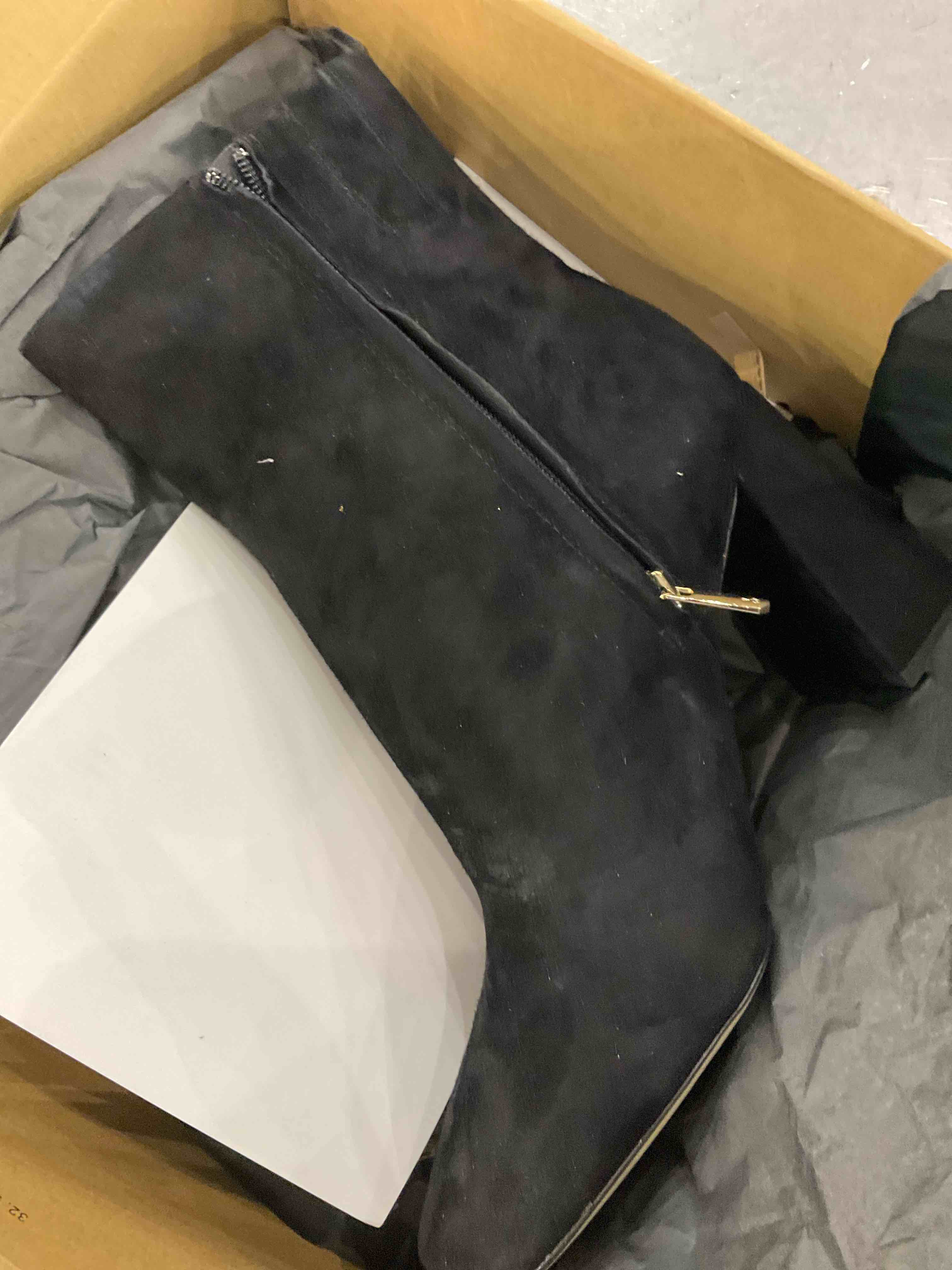 https://s3.amazonaws.com/lotting-images-prod/BargainHunt/EXS01078546_1709040398557.jpeg