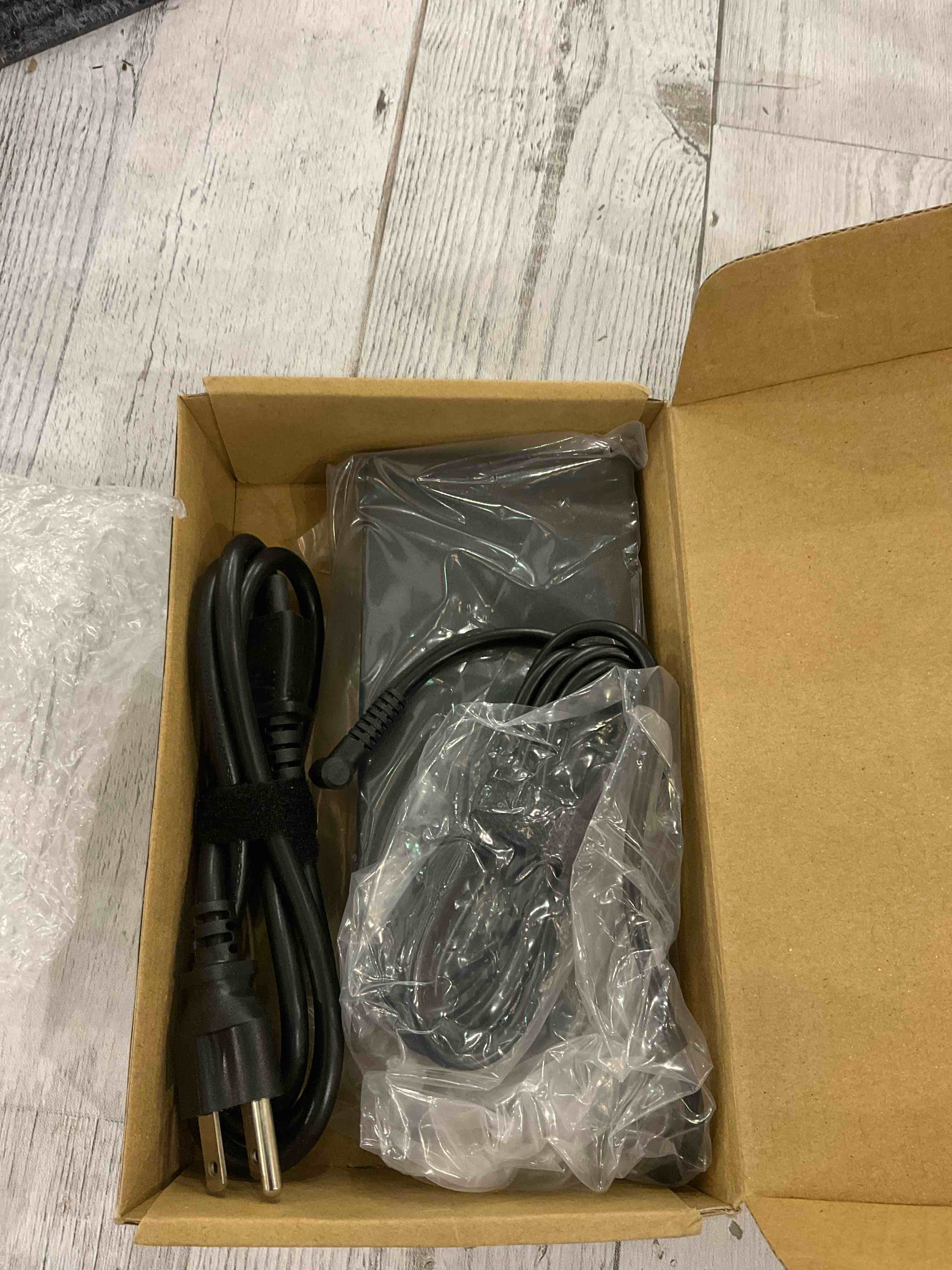 https://s3.amazonaws.com/lotting-images-prod/BargainHunt/EXS01079251_1706552400581.jpeg