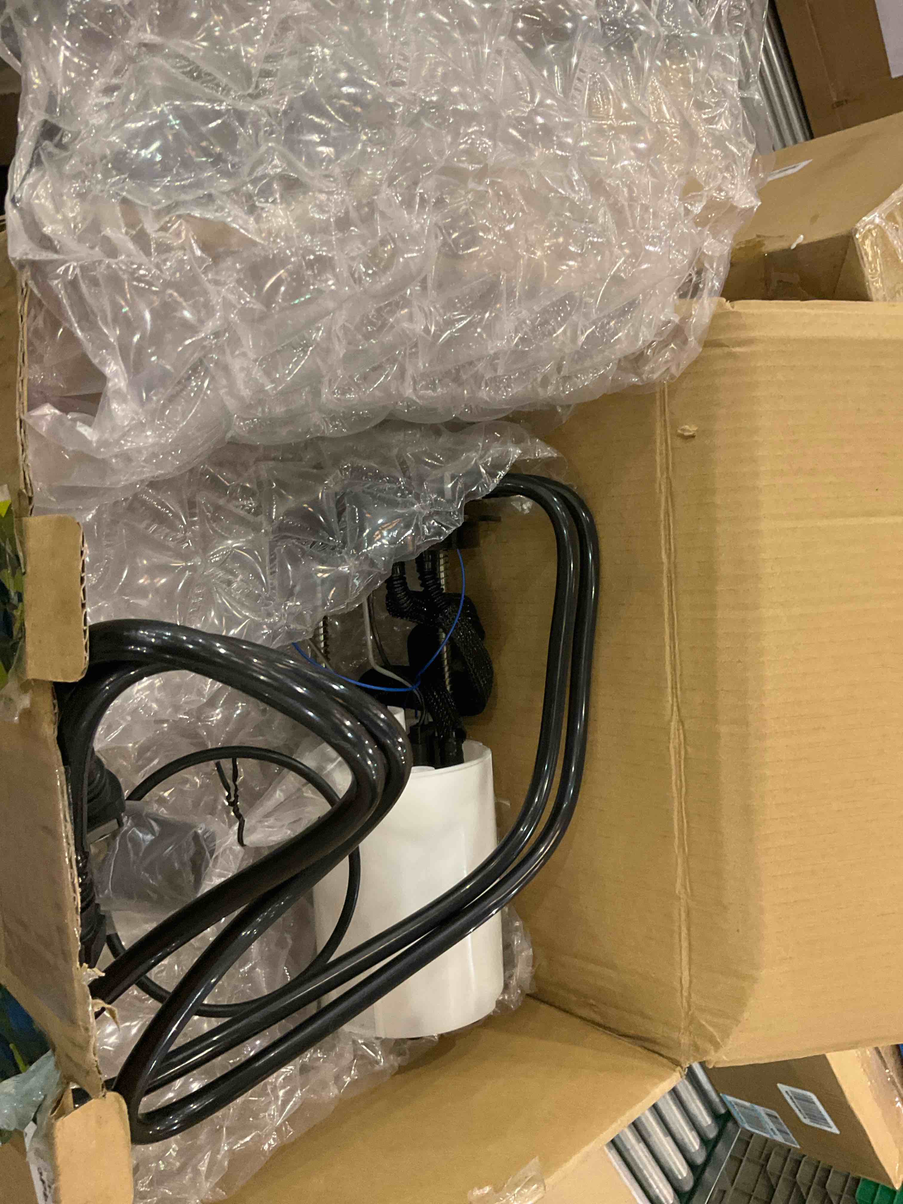 https://s3.amazonaws.com/lotting-images-prod/BargainHunt/EXS01081187_1708109184753.jpeg