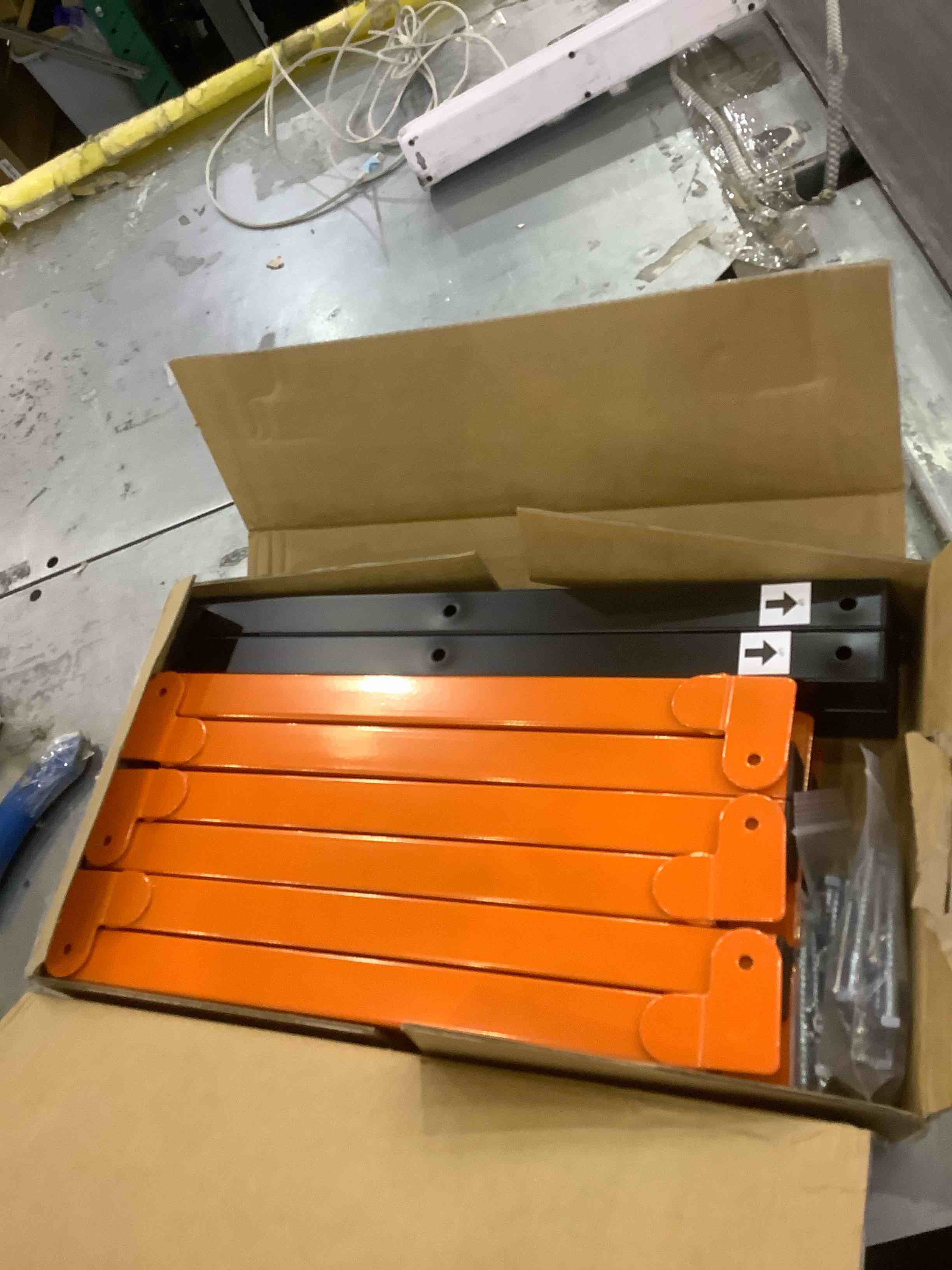 https://s3.amazonaws.com/lotting-images-prod/BargainHunt/EXS01081699_1709559558610.jpeg
