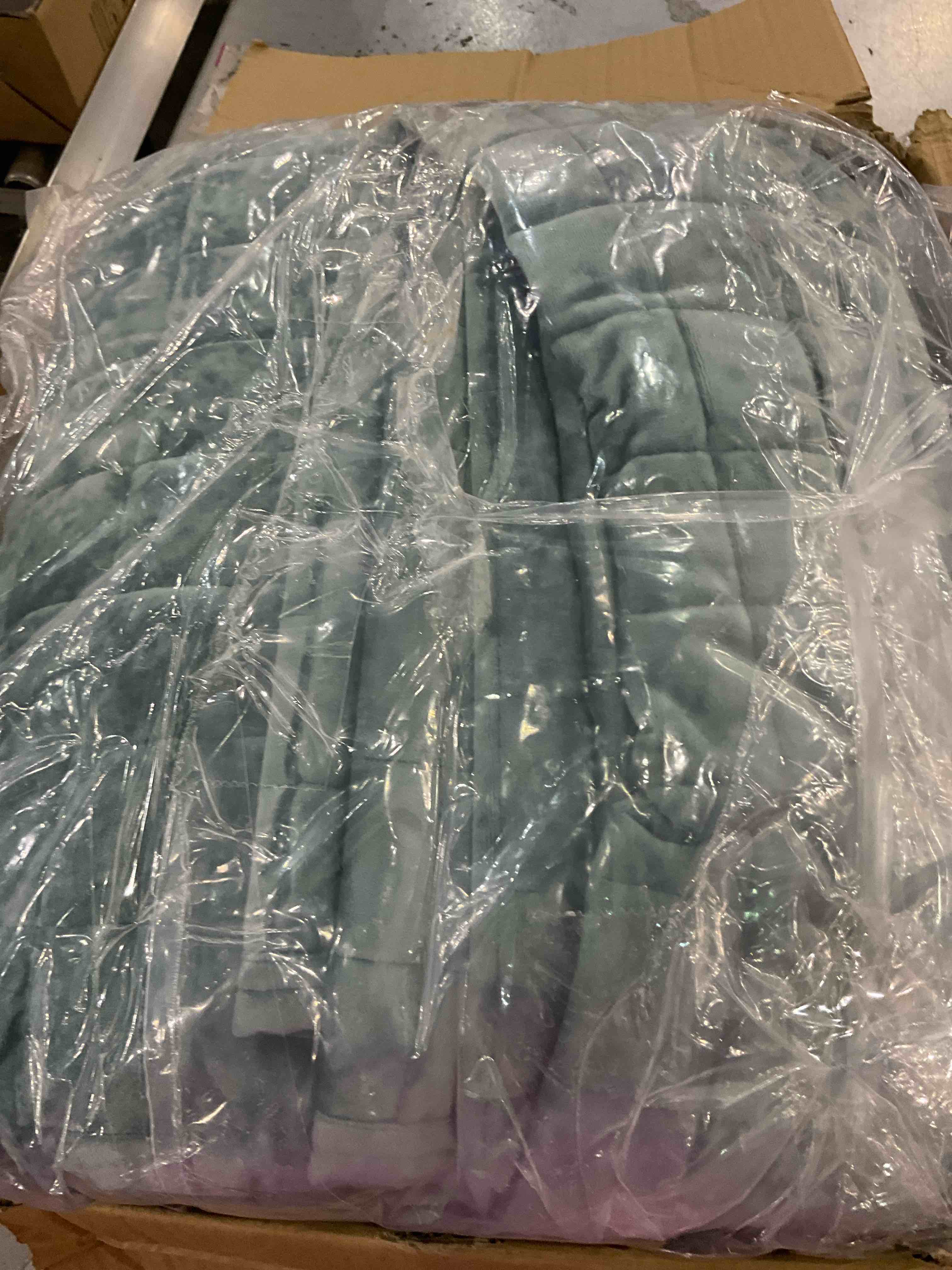 RECYCO Luxury Velvet Quilt Set King Size, Lightweight Velvet Comforter Set, Oversized Bedspread Coverlet Quilted Bedding Set, with 2 Matching Pillow Shams, for All Season, Aqua Green