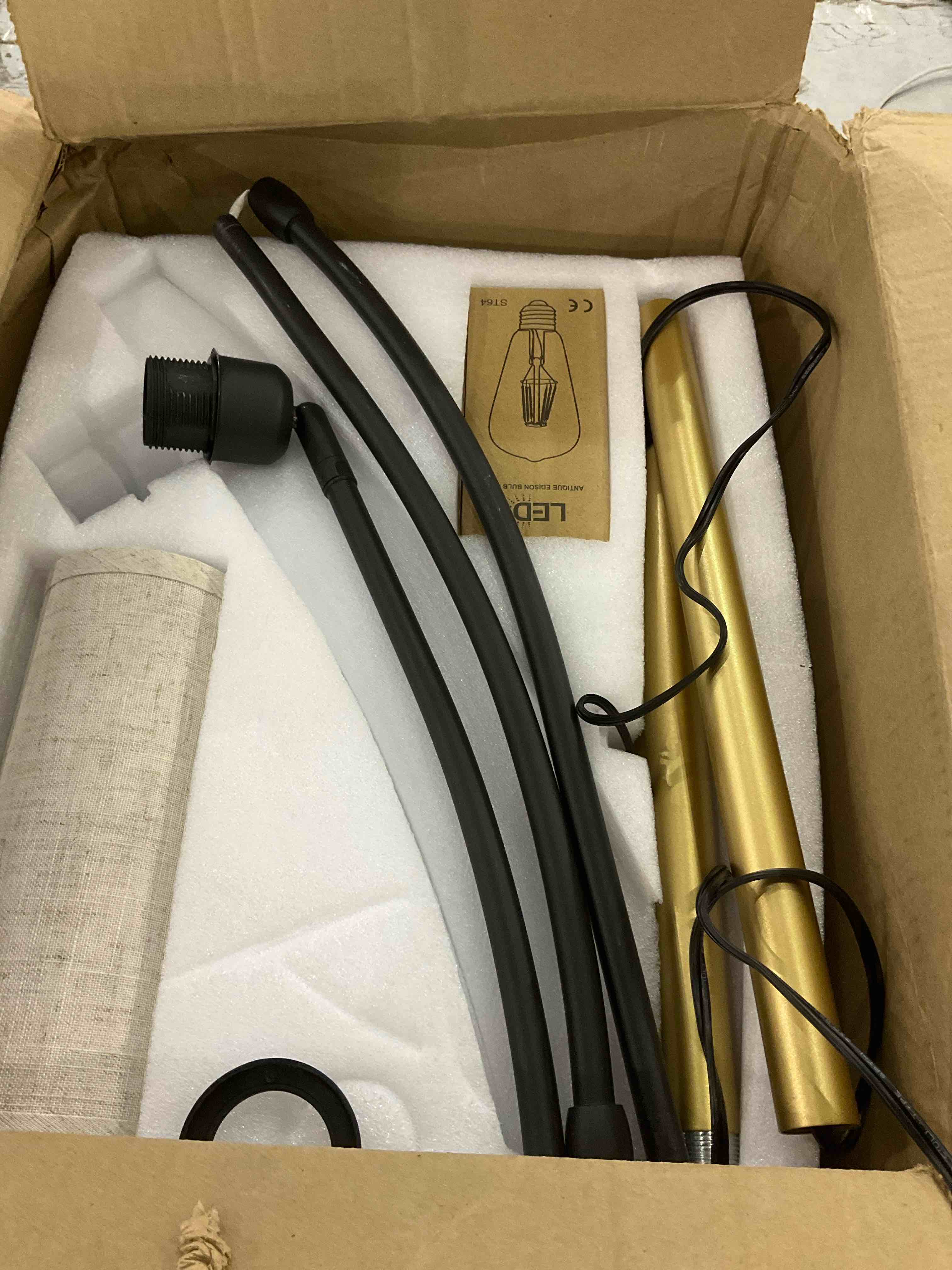 https://s3.amazonaws.com/lotting-images-prod/BargainHunt/EXS01081887_1709644389100.jpeg
