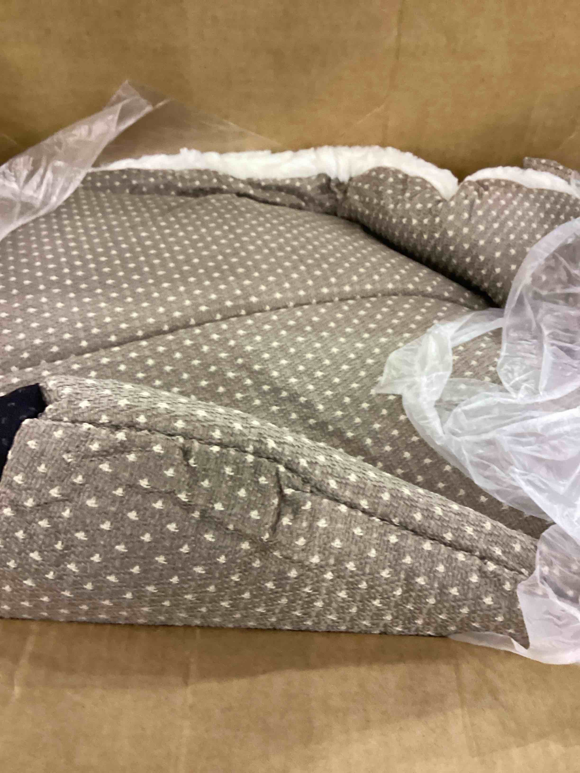 https://s3.amazonaws.com/lotting-images-prod/BargainHunt/EXS01084240_1709209704430.jpeg
