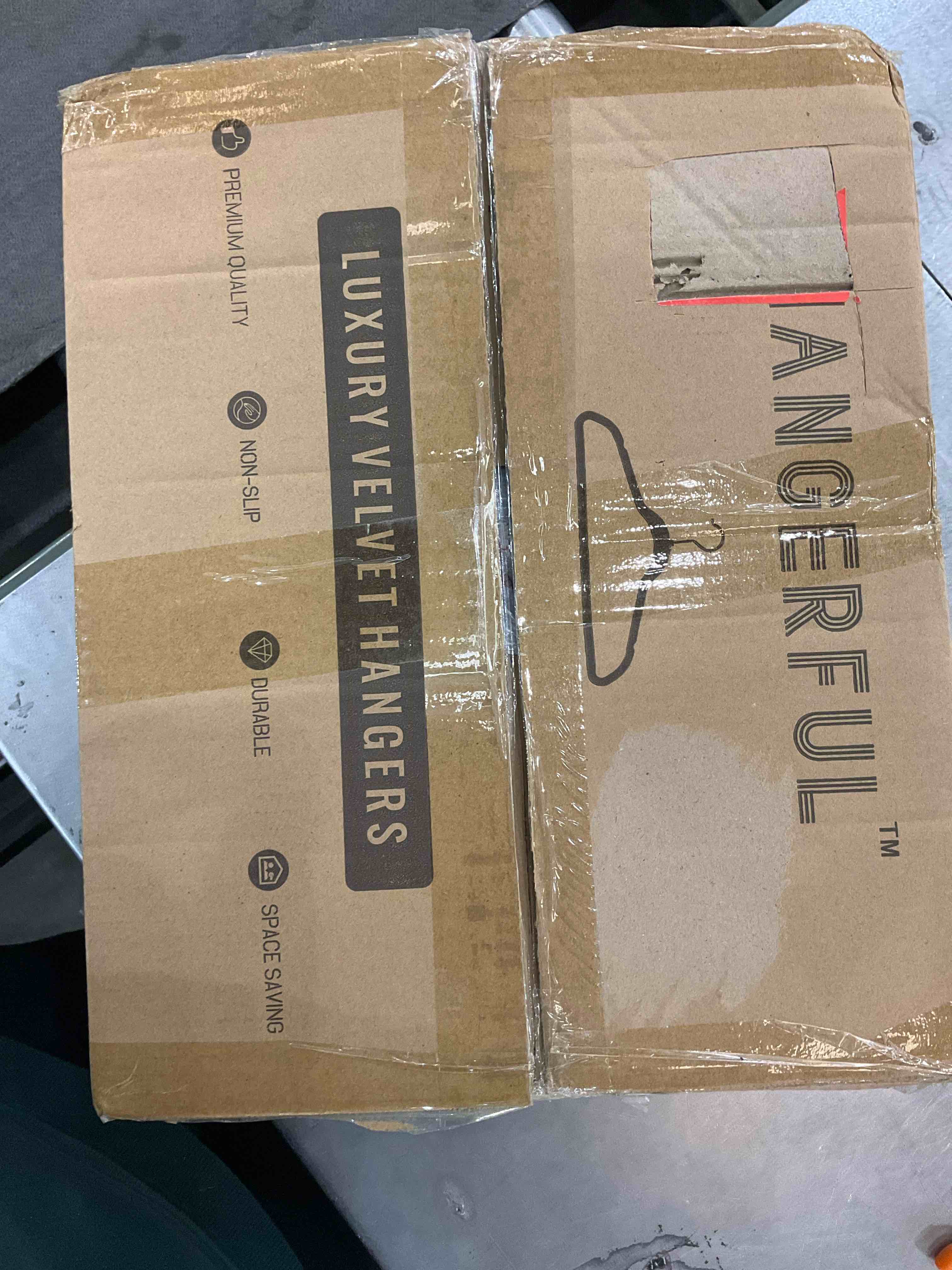 LUXURY VELVET HANGERS