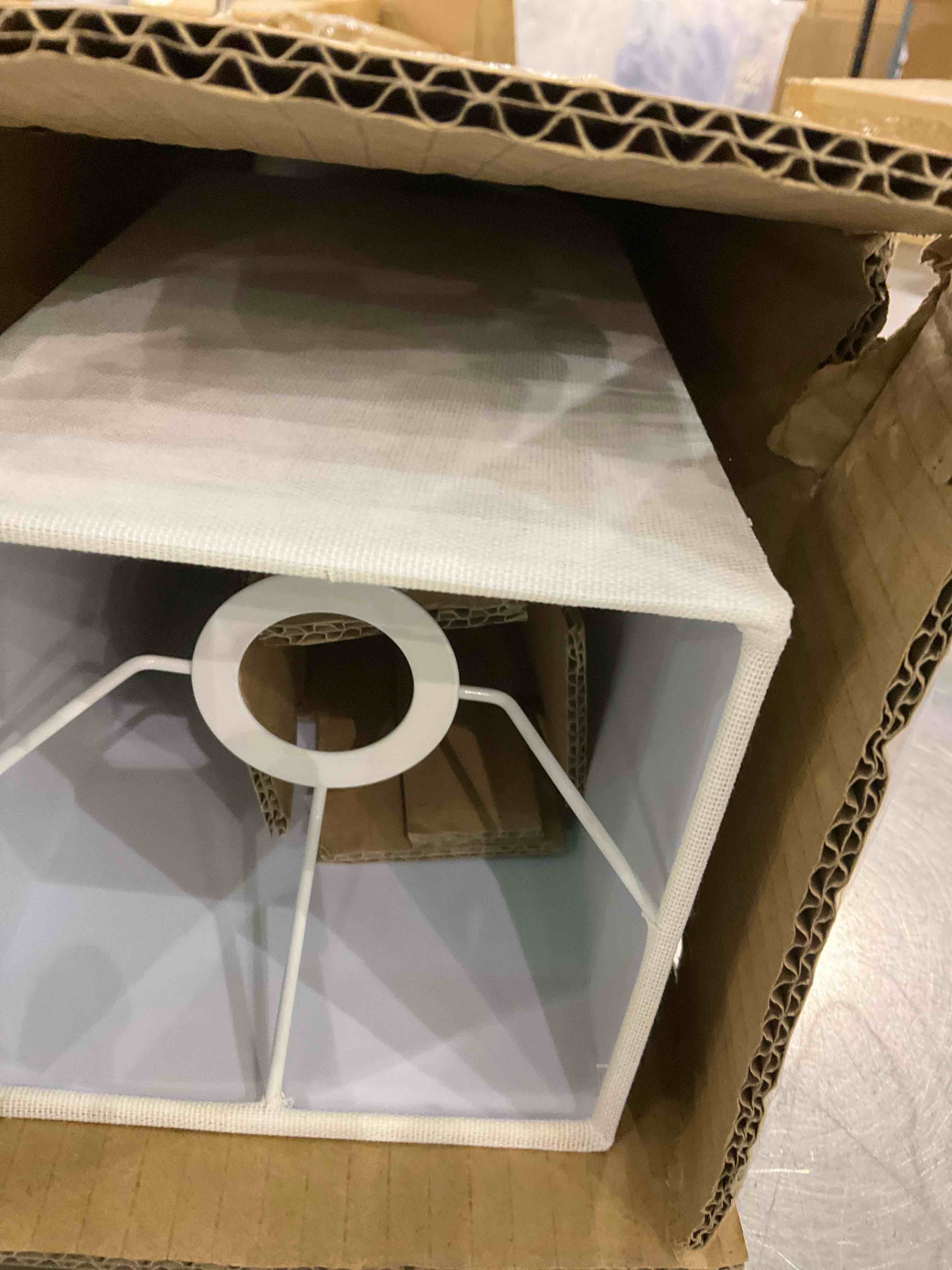 https://s3.amazonaws.com/lotting-images-prod/BargainHunt/EXS01086635_1708090309634.jpeg