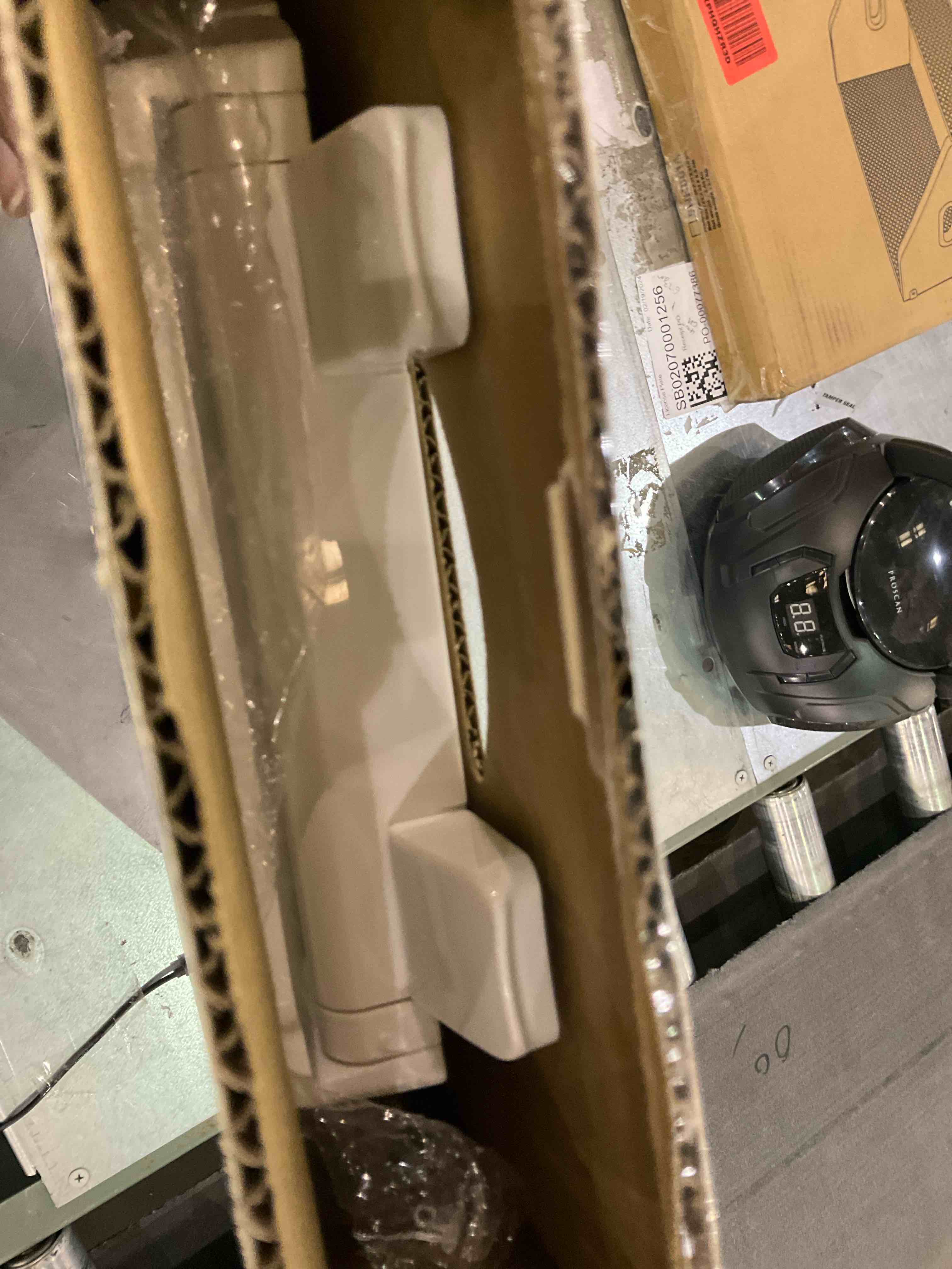 https://s3.amazonaws.com/lotting-images-prod/BargainHunt/EXS01087231_1709213551212.jpeg