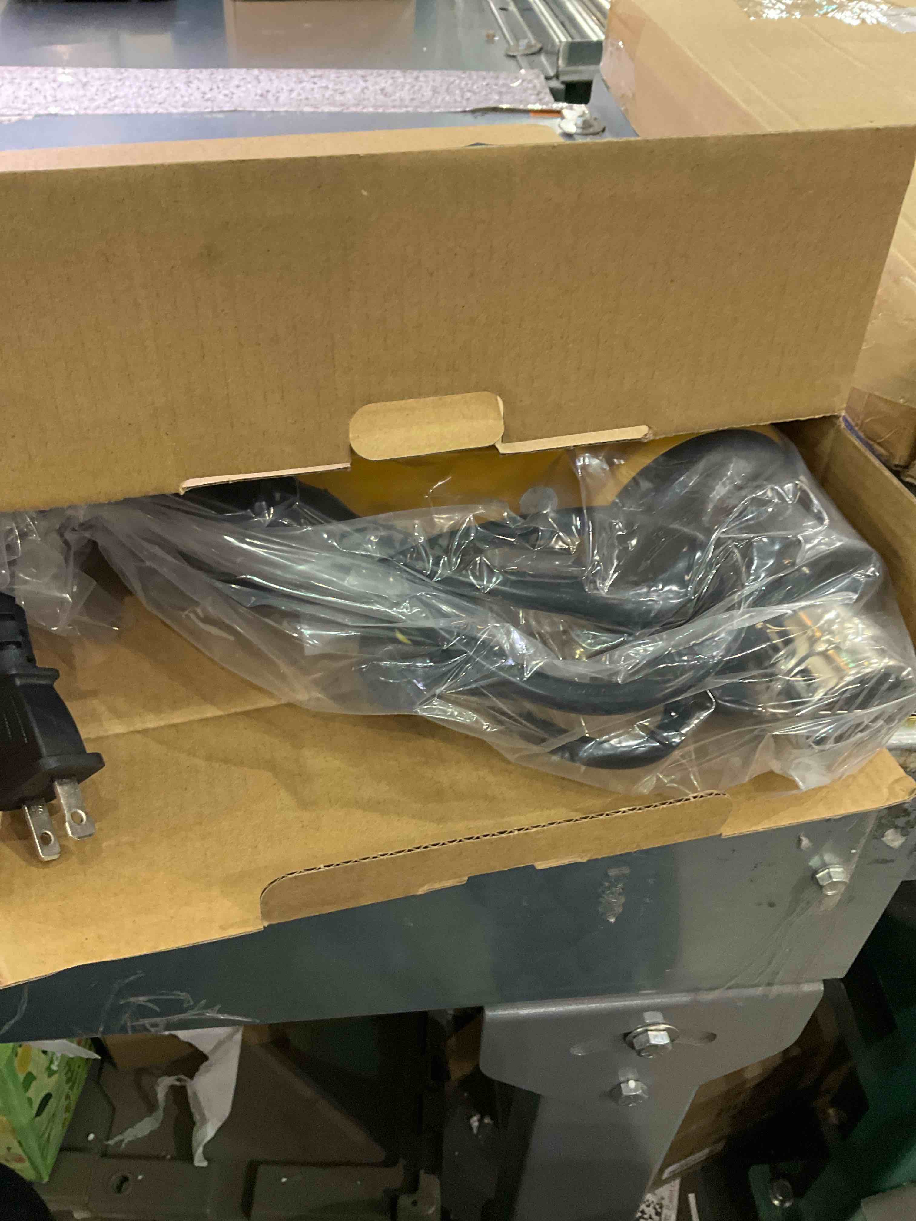 https://s3.amazonaws.com/lotting-images-prod/BargainHunt/EXS01088972_1709058490612.jpeg