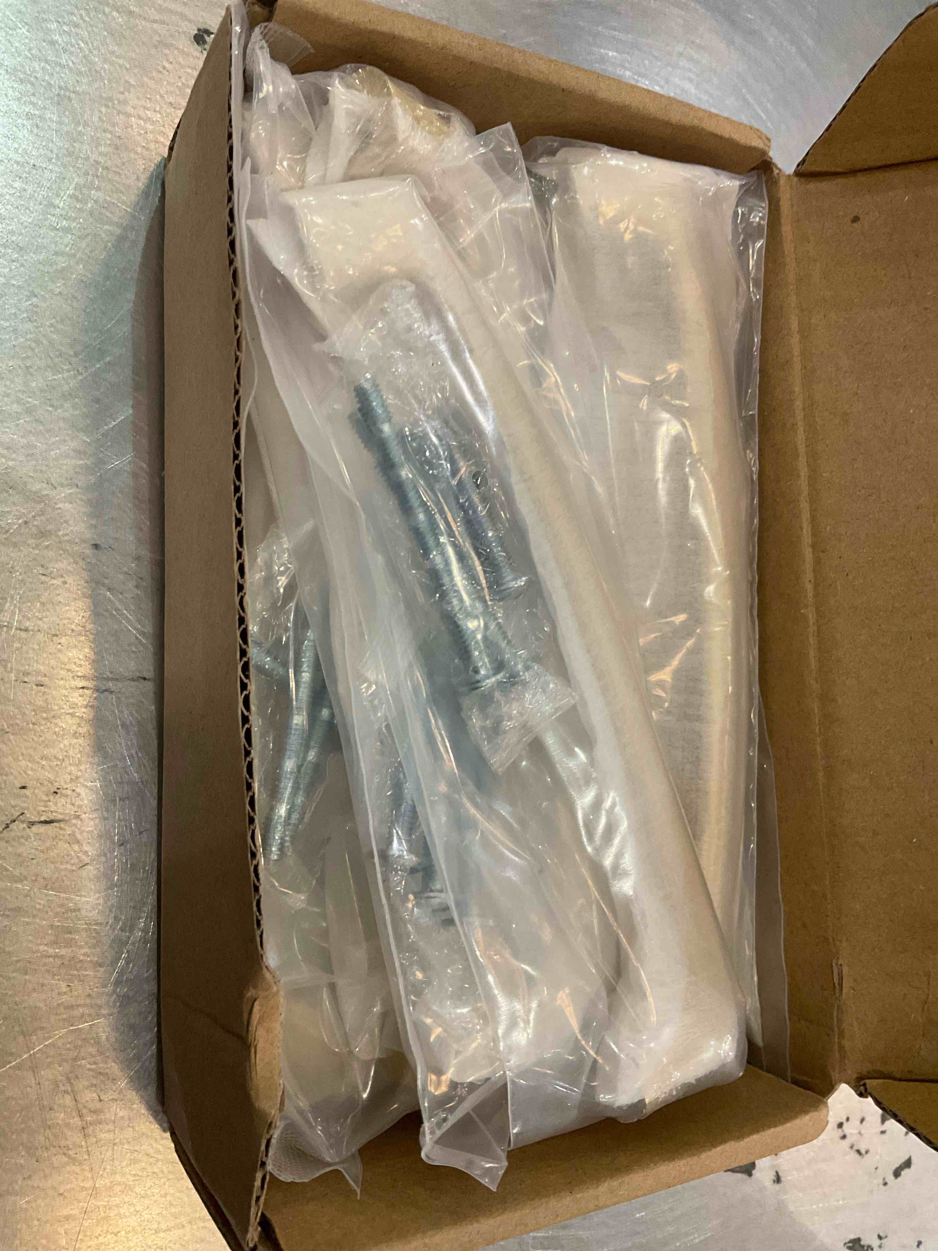 https://s3.amazonaws.com/lotting-images-prod/BargainHunt/EXS01089108_1709230660644.jpeg